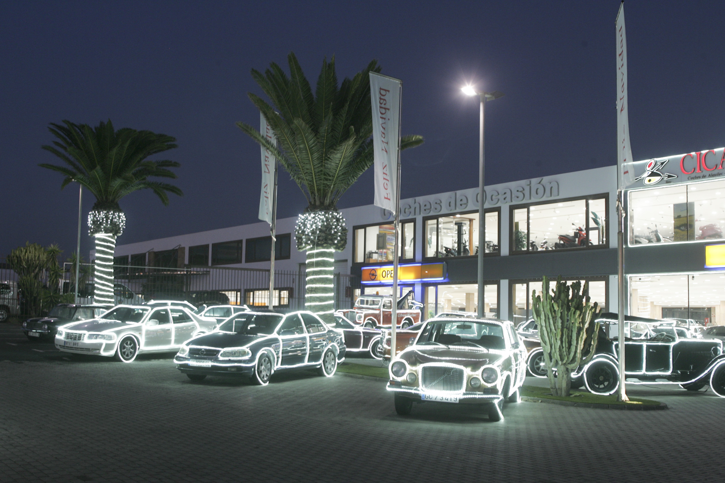 Concesionario de Cabrera Medina con los coches iluminados por Navidad. Fotos: Juan Mateos.