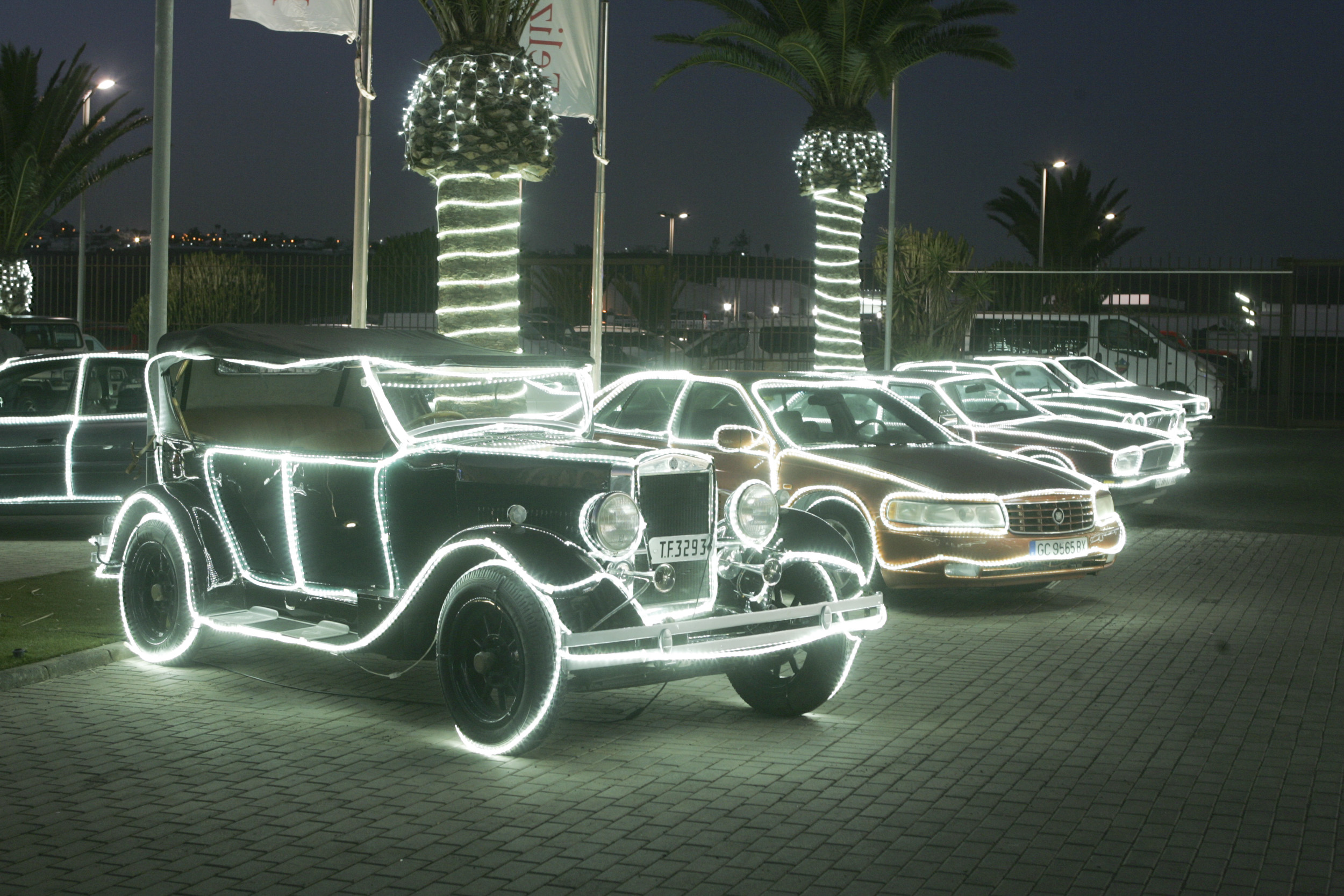 Concesionario de Cabrera Medina con los coches iluminados por Navidad. Fotos: Juan Mateos.