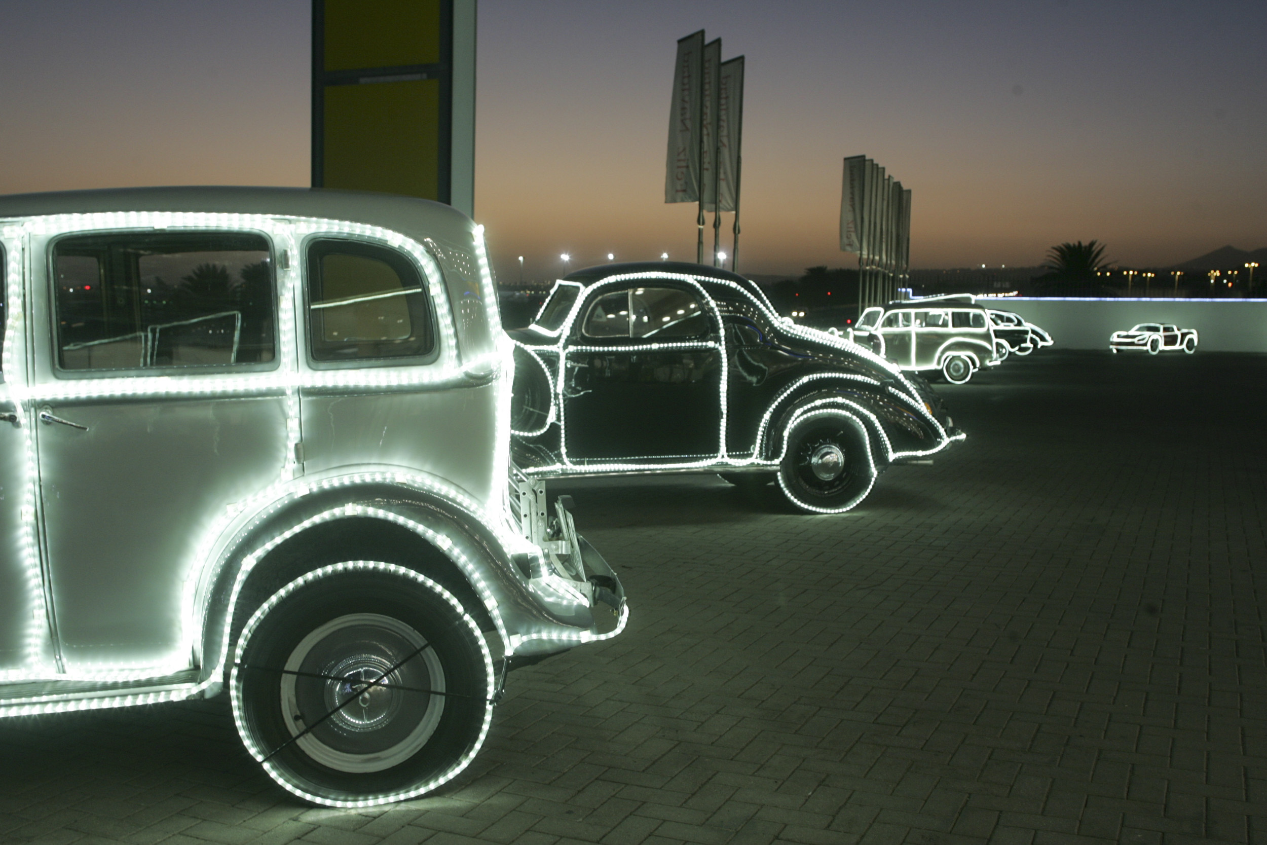 Concesionario de Cabrera Medina con los coches iluminados por Navidad. Fotos: Juan Mateos.