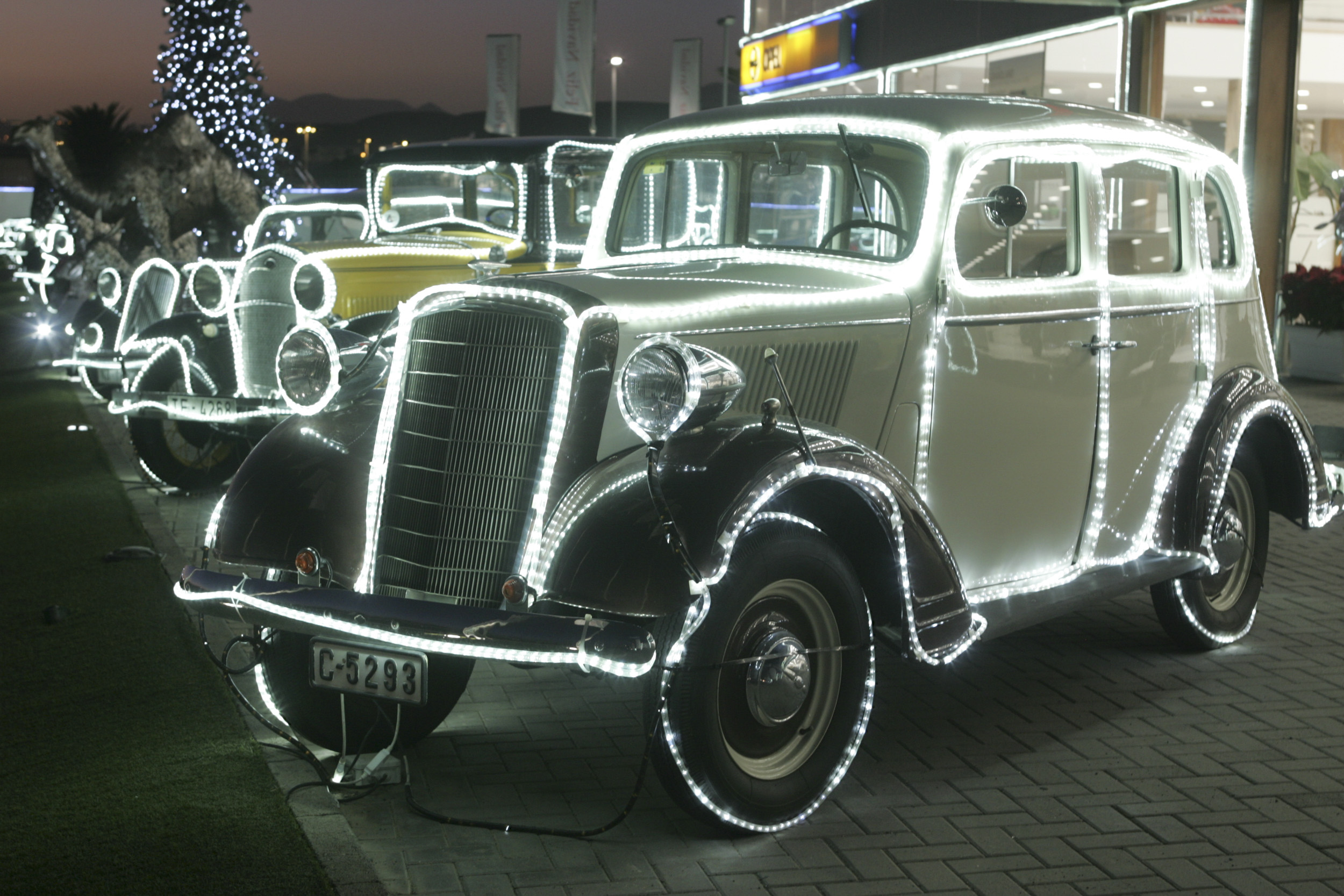 Concesionario de Cabrera Medina con los coches iluminados por Navidad. Fotos: Juan Mateos.