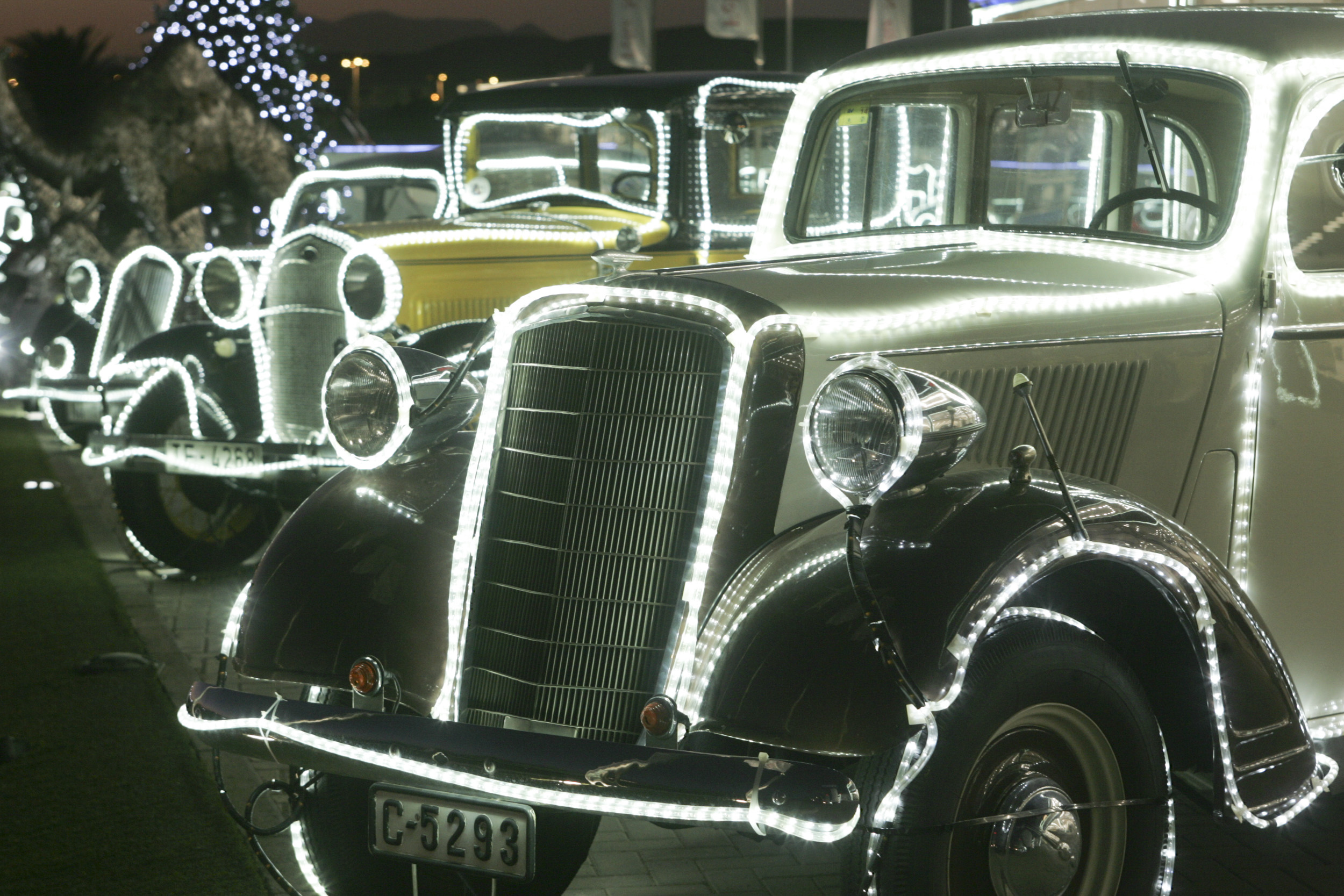 Concesionario de Cabrera Medina con los coches iluminados por Navidad. Fotos: Juan Mateos.