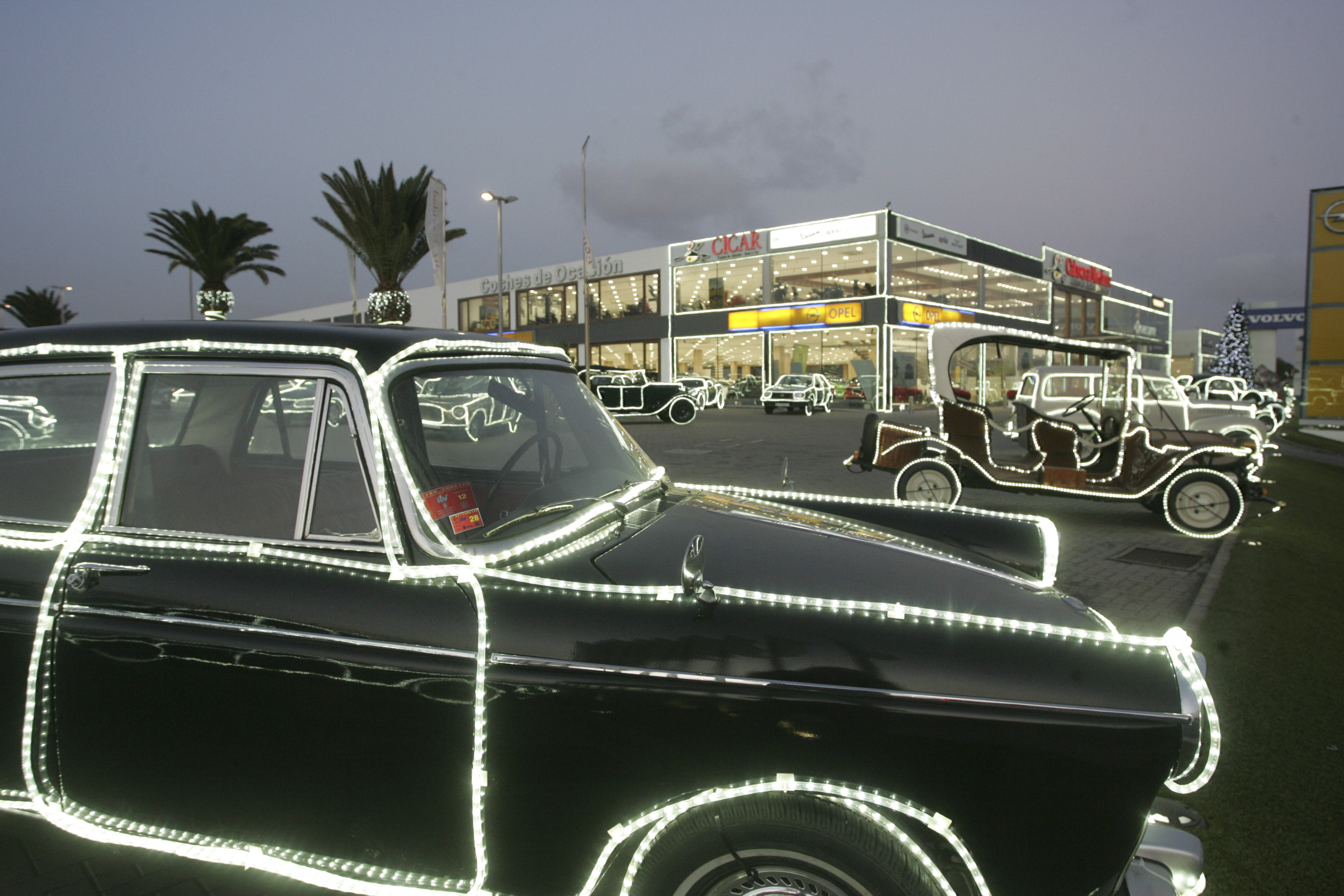 Concesionario de Cabrera Medina con los coches iluminados por Navidad. Fotos: Juan Mateos.