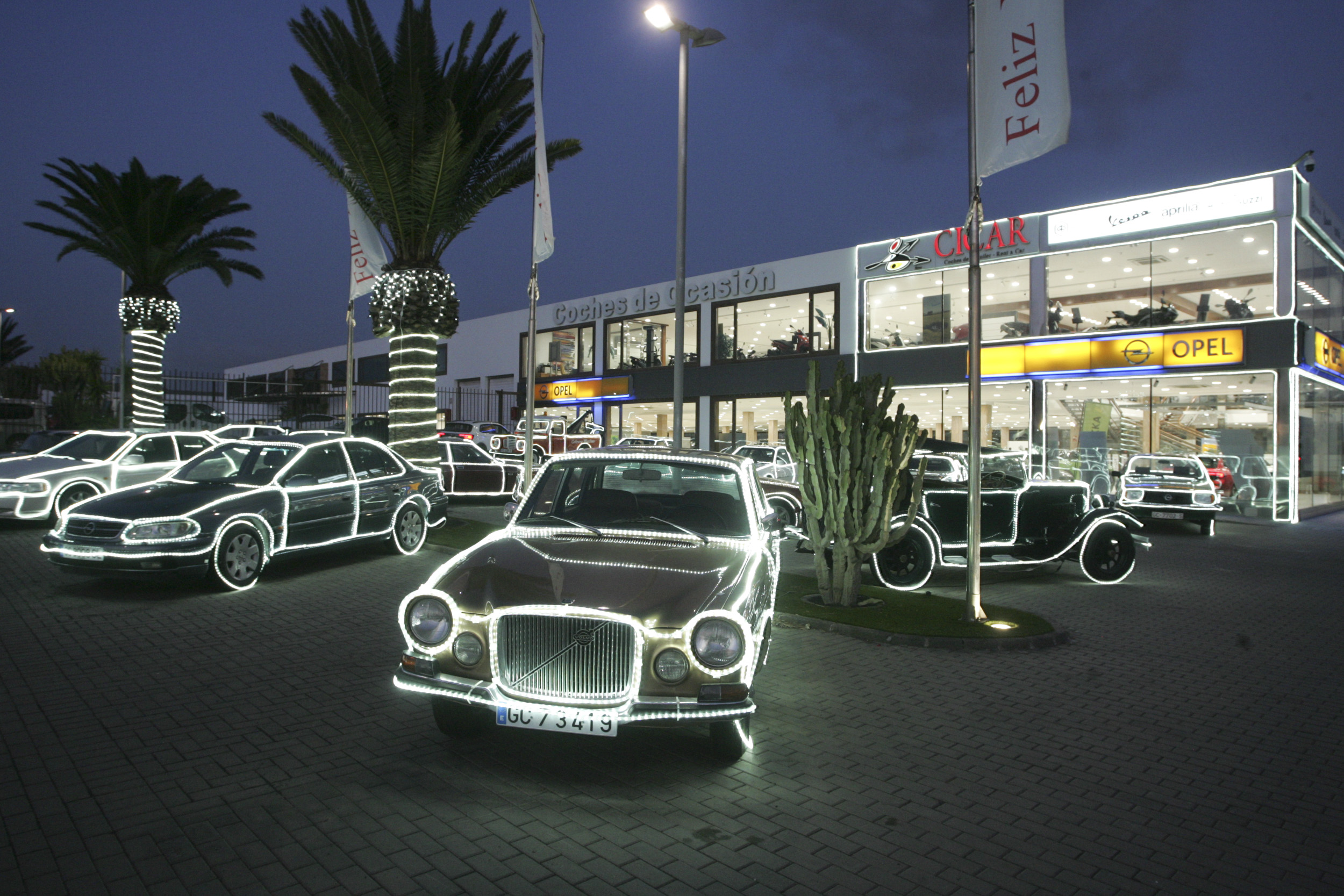 Concesionario de Cabrera Medina con los coches iluminados por Navidad. Fotos: Juan Mateos.