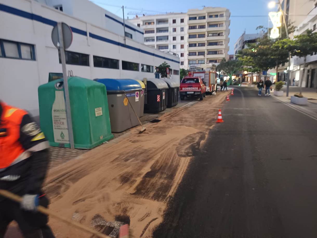 Limpieza de calle por derrame de un camión
