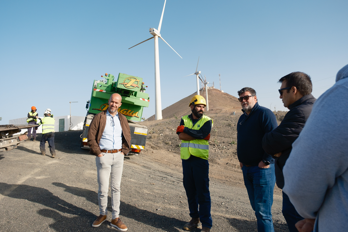 El acalde de San Bartolomé visita el parque eólico en desuso de Montaña Mina
