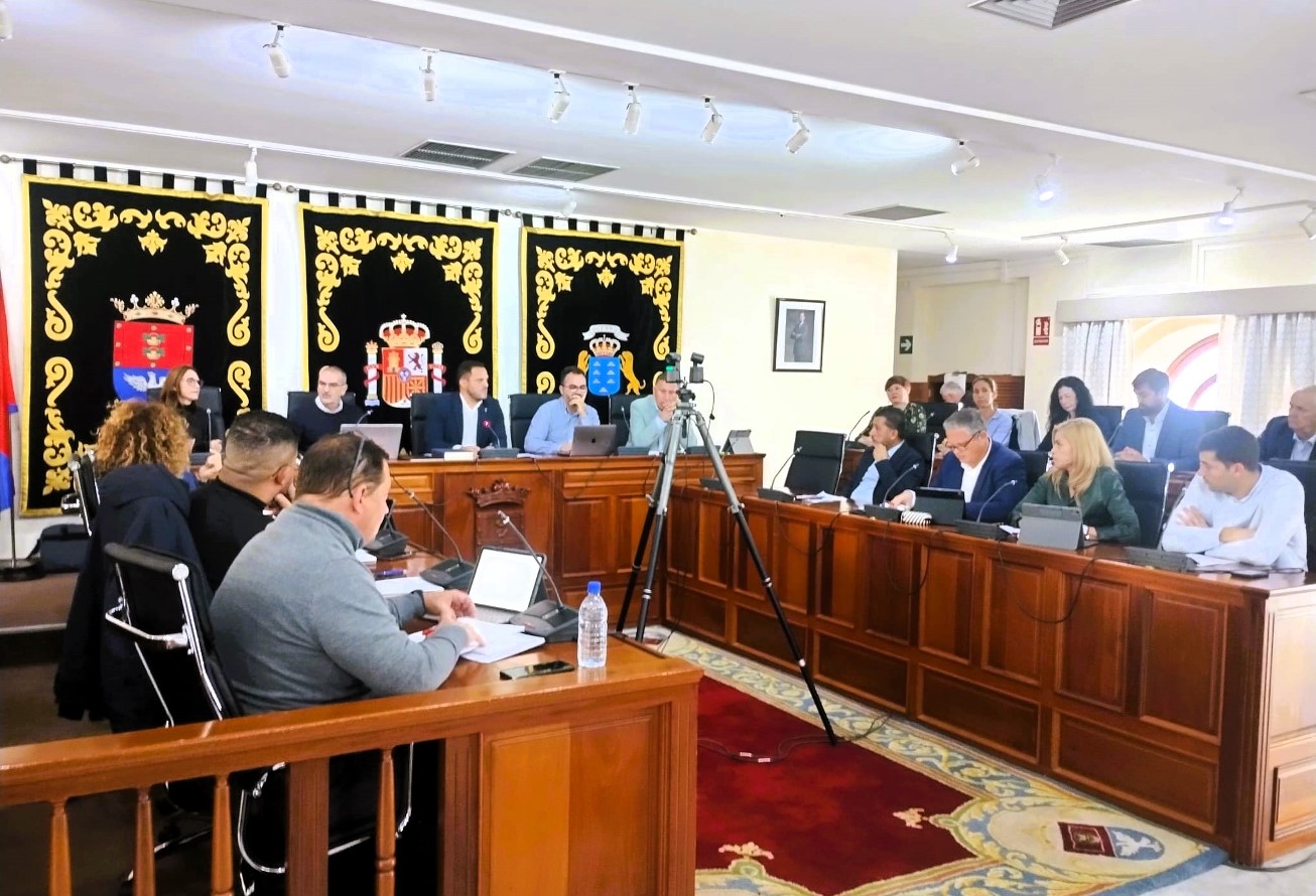 Momento de la sesión plenaria de Arrecife donde se debatía la moción presentada por el PP que fue aprobada para reconocer a Edmundo González como presidente electo de Venezuela 