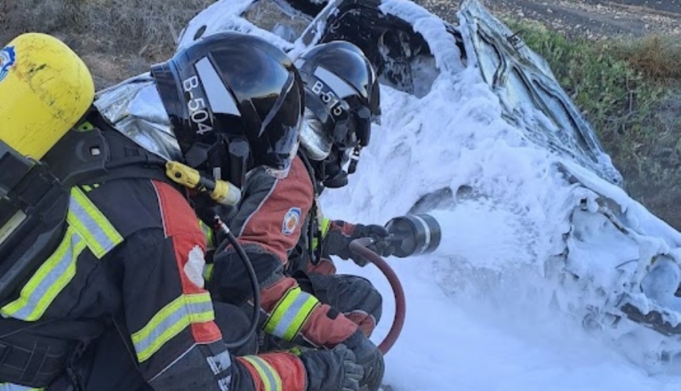 extinción del incendio de un coche accidentado extinción del incendio de un coche accidentado