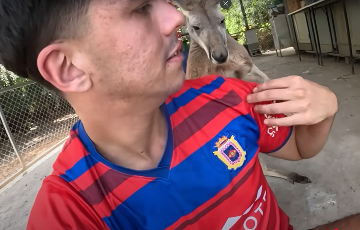 Daniel Betancort junto a un canguro en el santuario