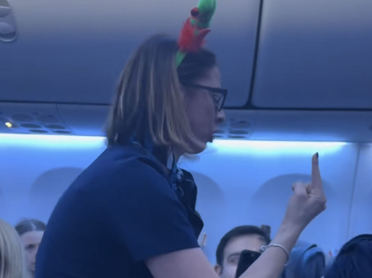 Imagen de la azafata reprochando el comportamiento de los racistas durante el vuelo. Foto: @zaypip