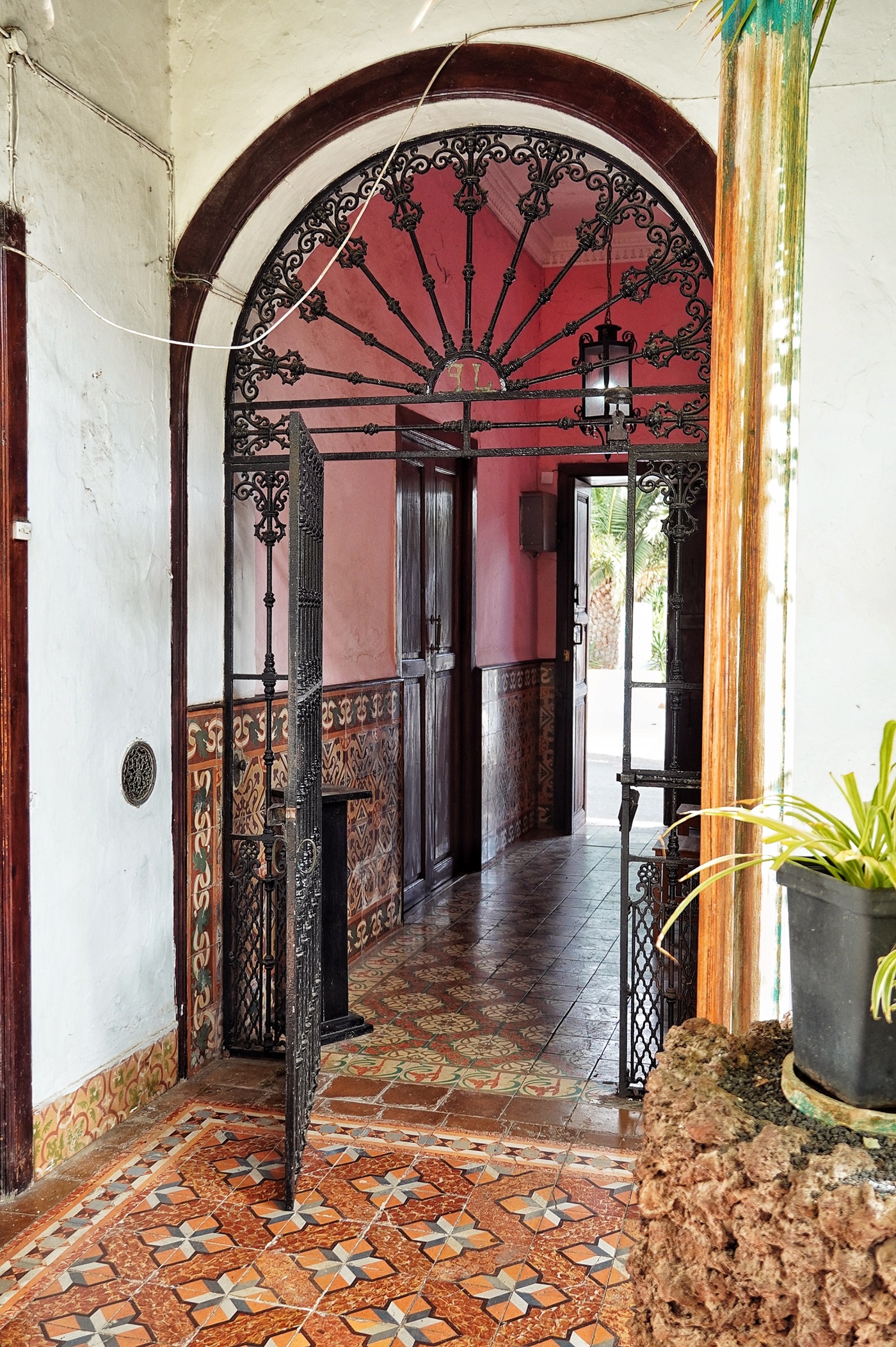 Entrada a Villa Mora Entrada a Villa Mora