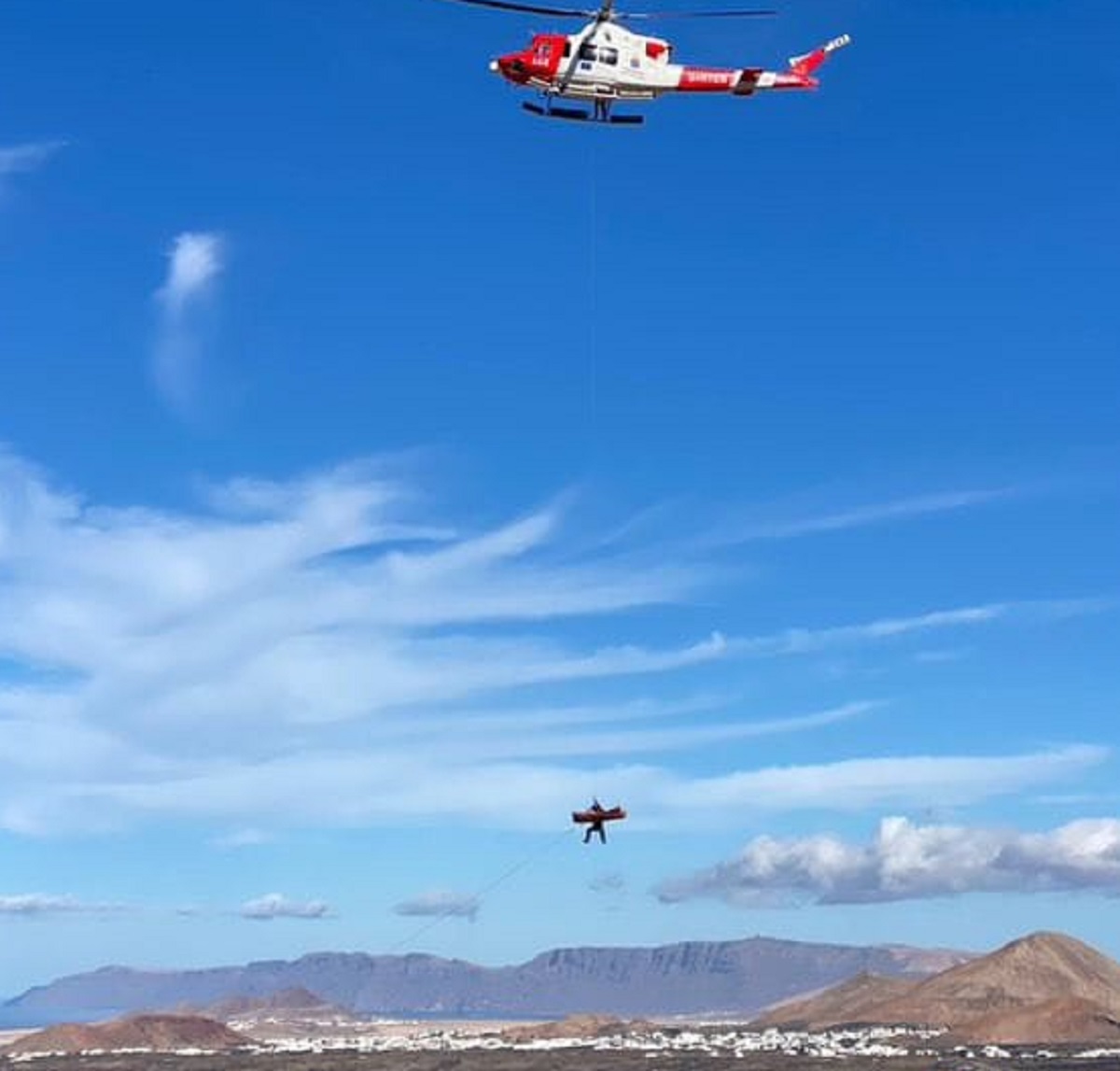 Rescatada una senderista en un helicóptero del GES en Lanzarote.
