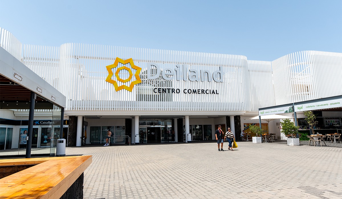 Entrance to the Deiland Shopping Center from Playa Honda