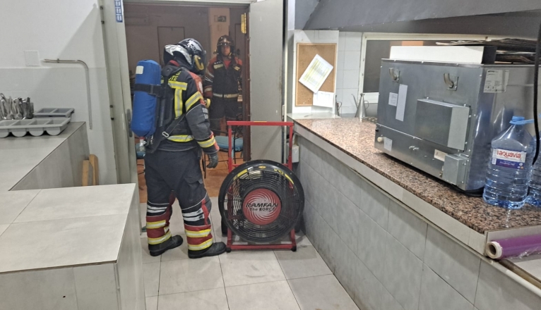 Bomberos sofocando el incendio en la cocina del hotel. Bomberos sofocando el incendio en la cocina del hotel.