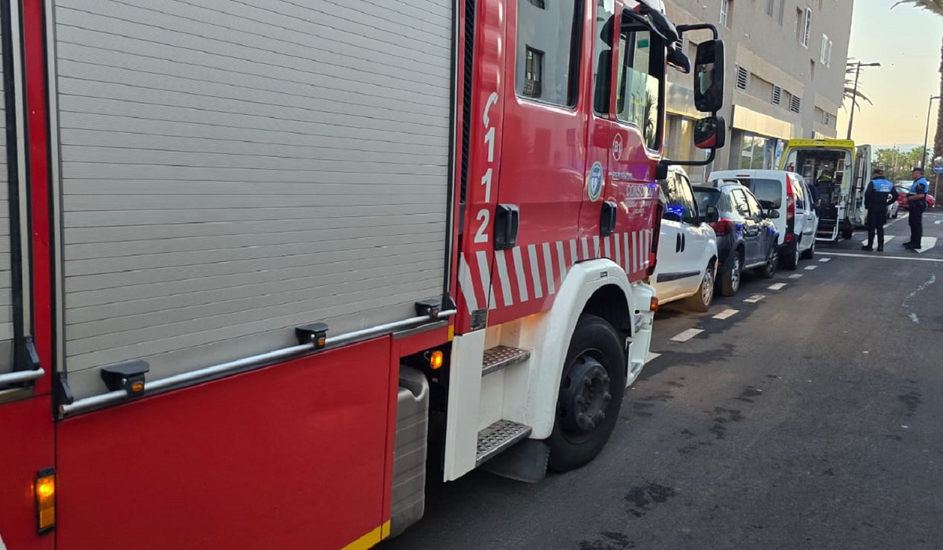 Bomberos del Consorcio de Seguridad y Emergencias intervienen en una vivienda en Arrecife.