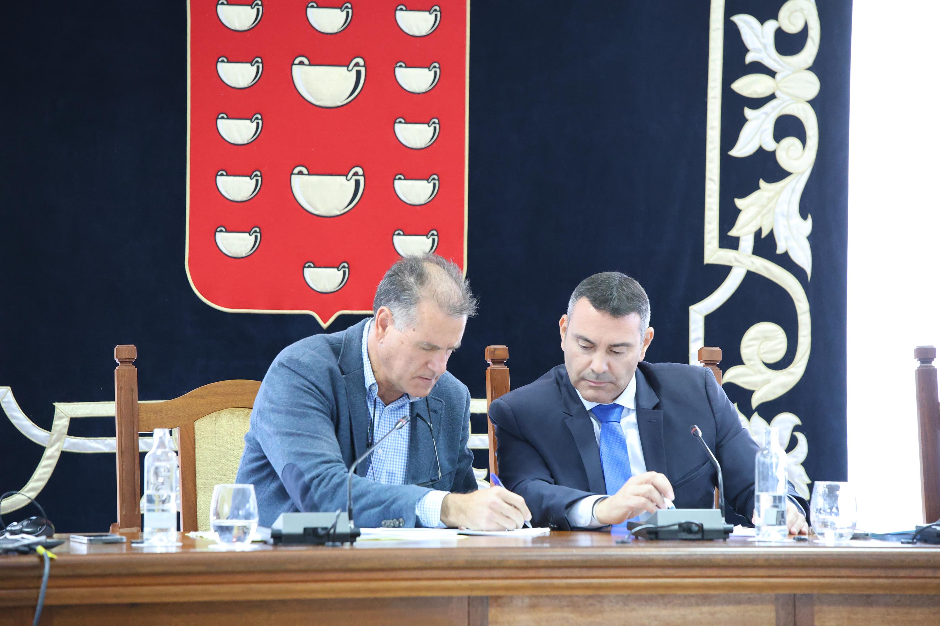 Oswaldo Betancort y Domingo Cejas en la Asamblea del Consejo Insular de Aguas.