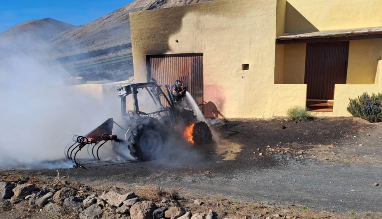 Tractor ardiendo Tractor ardiendo