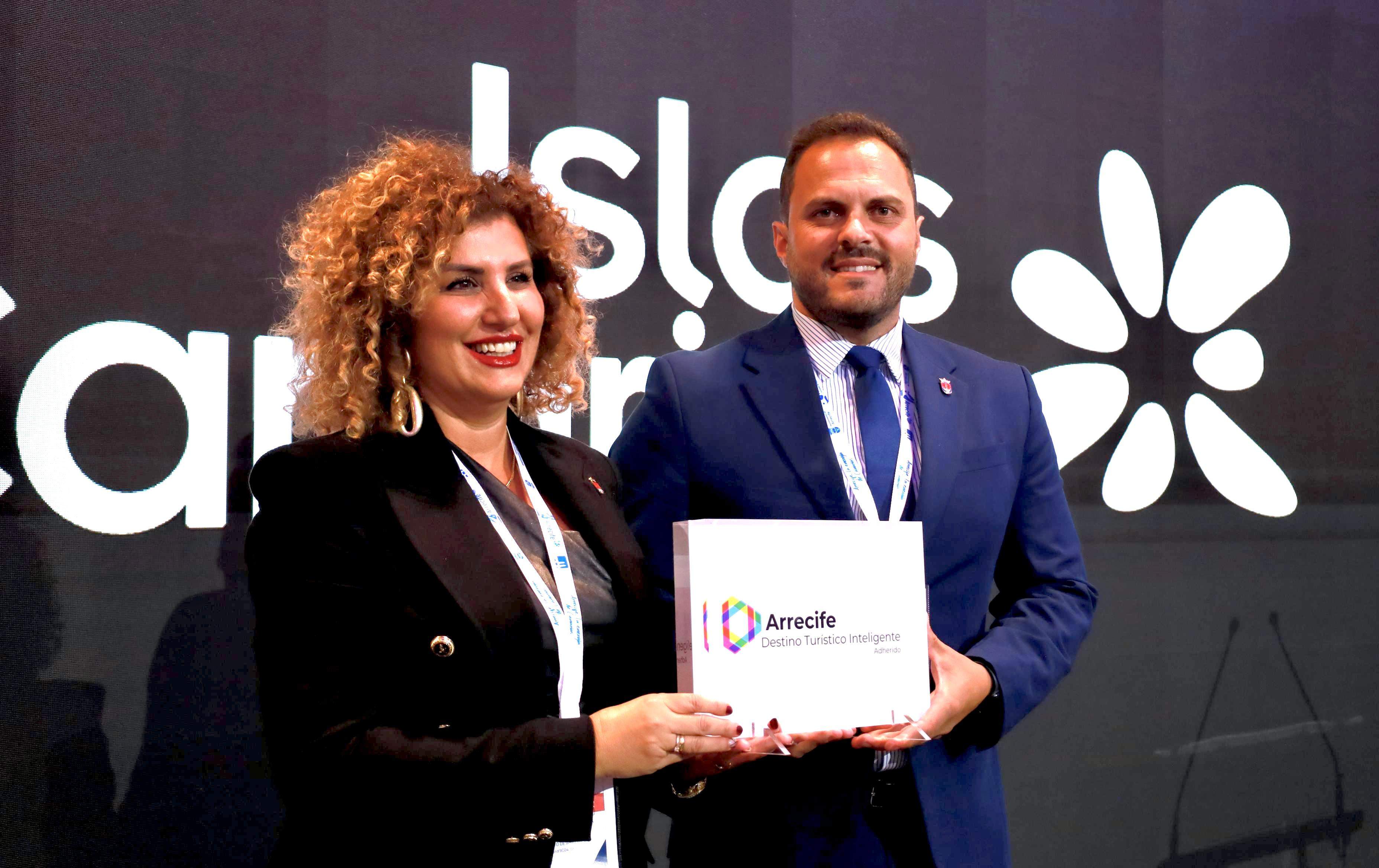 El alcalde Yonathan de León y la concejala de Turismo, Eli Merino, exhiben el reconocimiento recibido en Madrid  por parte de la Secretaría de Estado de Turismo