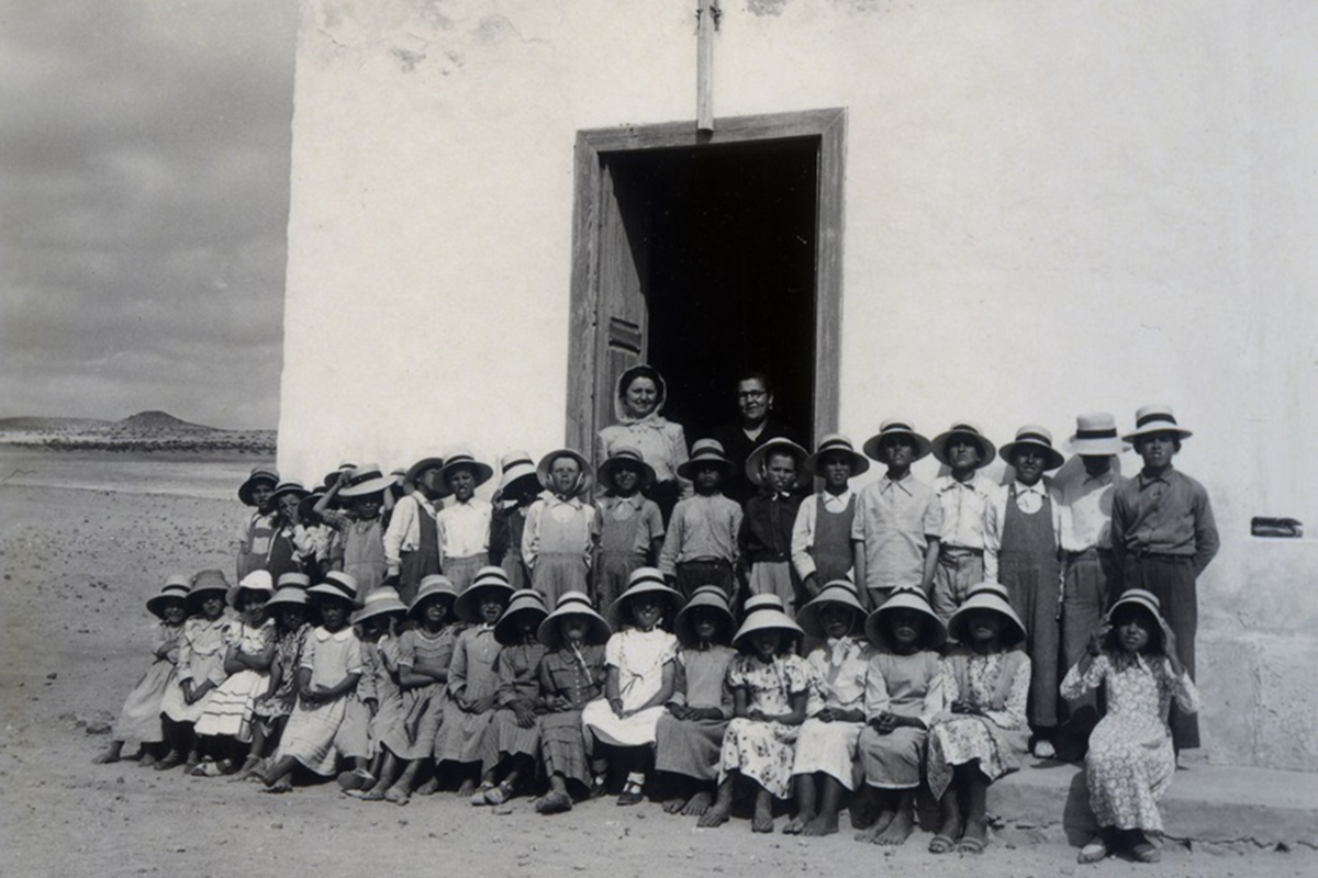 Niños y niñas de La Graciosa junto a sus maestras en la escuela de Caleta del Sebo, década de 1950. @Jan Blaauboer, Cabildo de La Palma