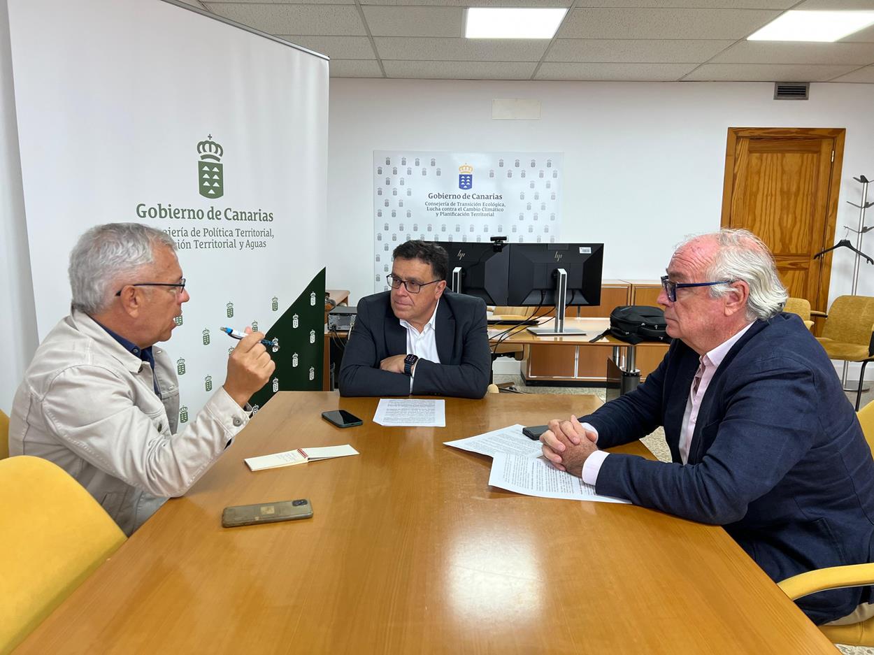Meeting with the president of the Canary Islands Association, 1,500 km of coastline