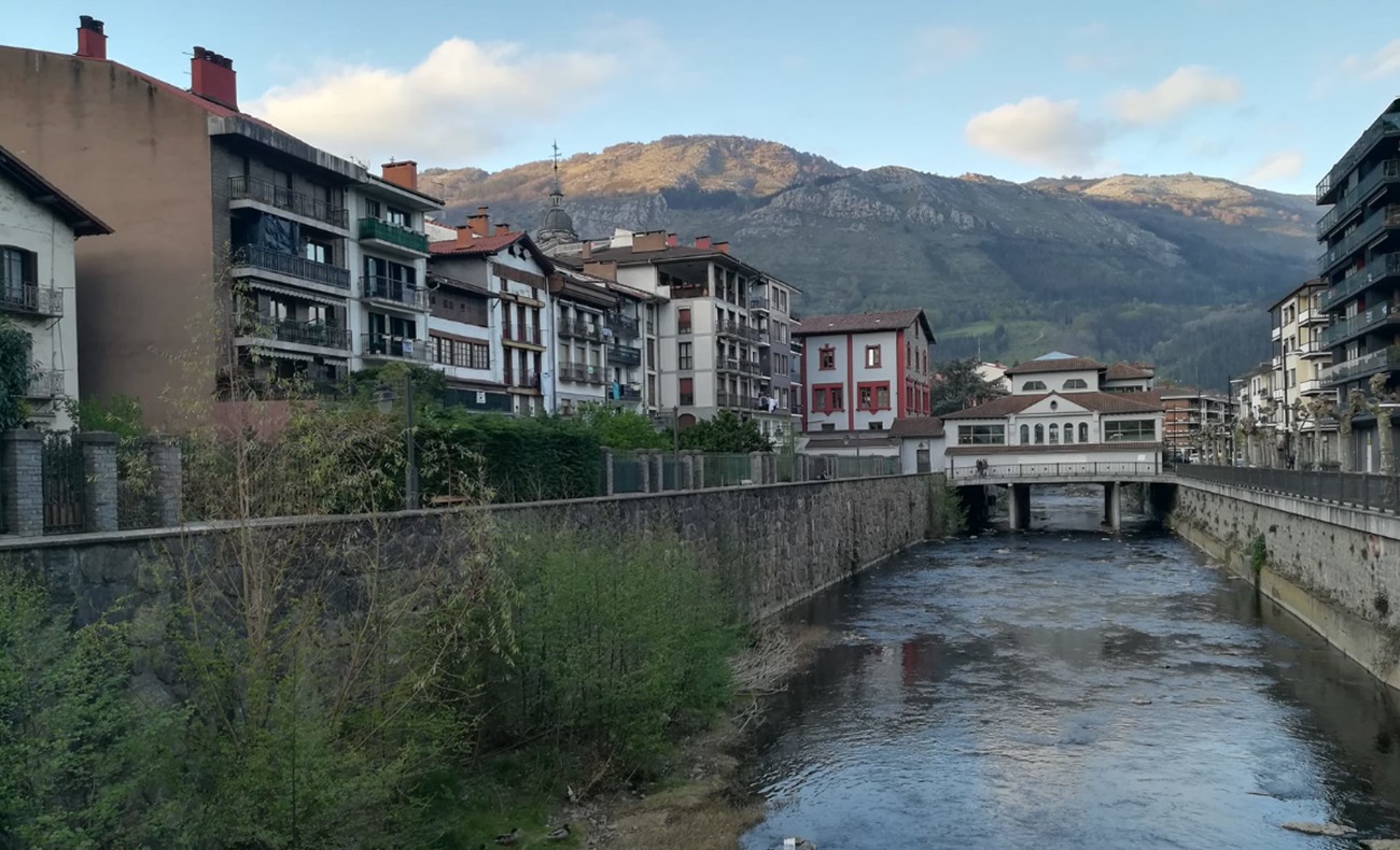 Viviendas en la localidad vasca de Azpeitia. Emergencia habitacional. Imagen: eitb.eusb.es