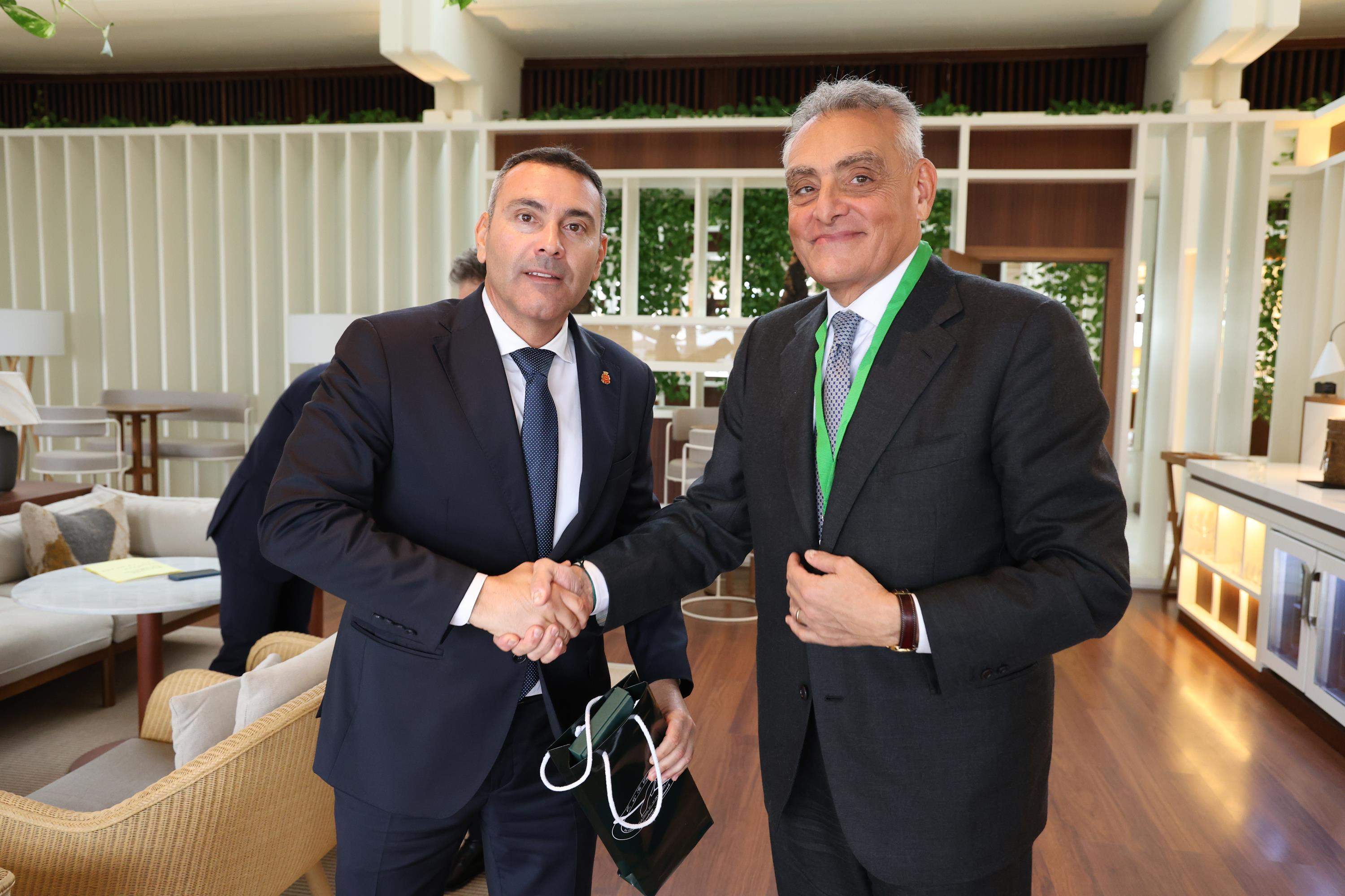 Encuentro entre Oswaldo Betancort y el embajador de Italia en España.