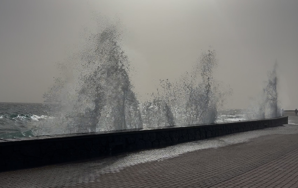 Oleaje junto al paseo del Parque Temático de Arrecife, Lanzarote