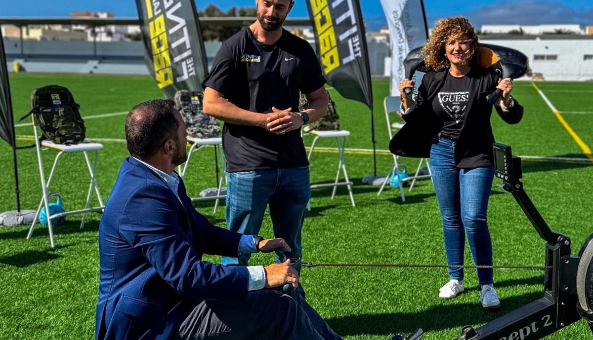 El alcalde de Arrecife, Yonathan de León, junto a la concejala de Deportes y Turismo, Eli Merino, tras la presentación de la The Fitness Race Arrecife, en el barrio de Altavista