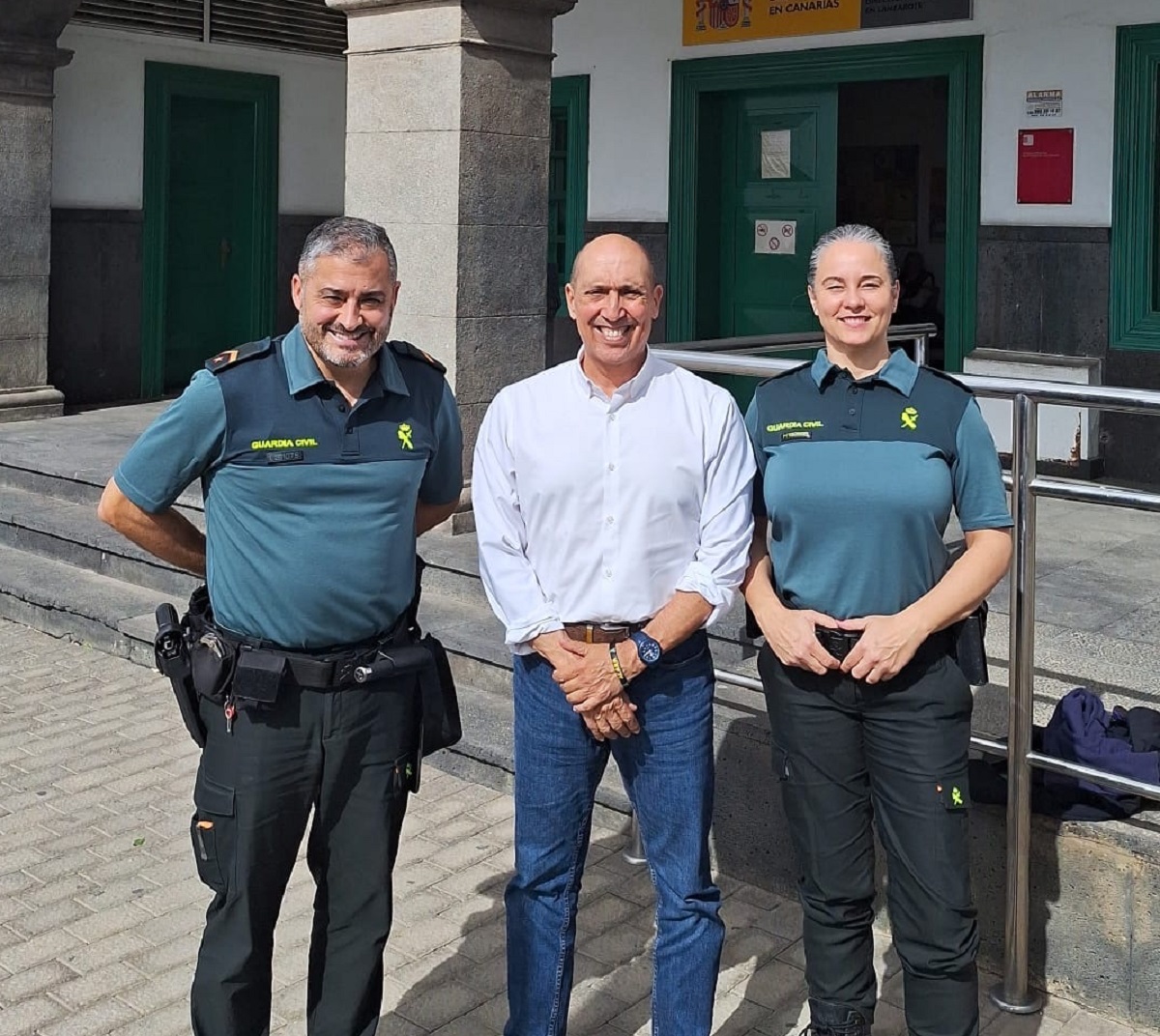 Pedro Viera y los agentes del Seprona.