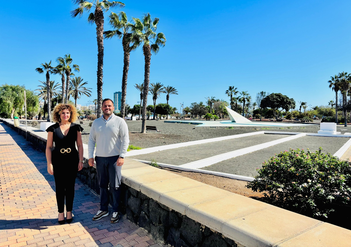 El alcalde de Arrecife y la concejala de Turismo, Comercio y Deportes, junto al Parque Temático