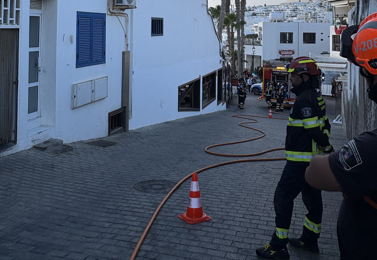 Bomberos en la zona el incendio en Puerto del Carmen