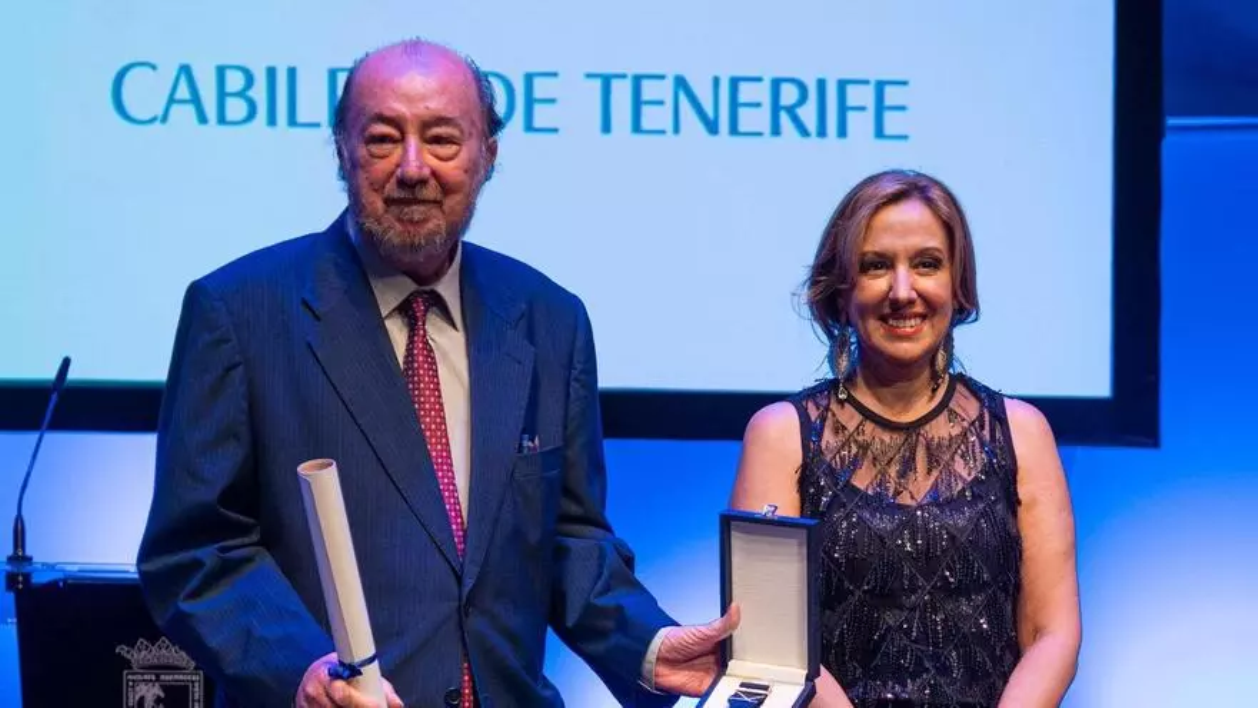 Lus Blas Cabrera con la presidenta insular, Rosa Dávila, La Provincia / Arturo Jimenez