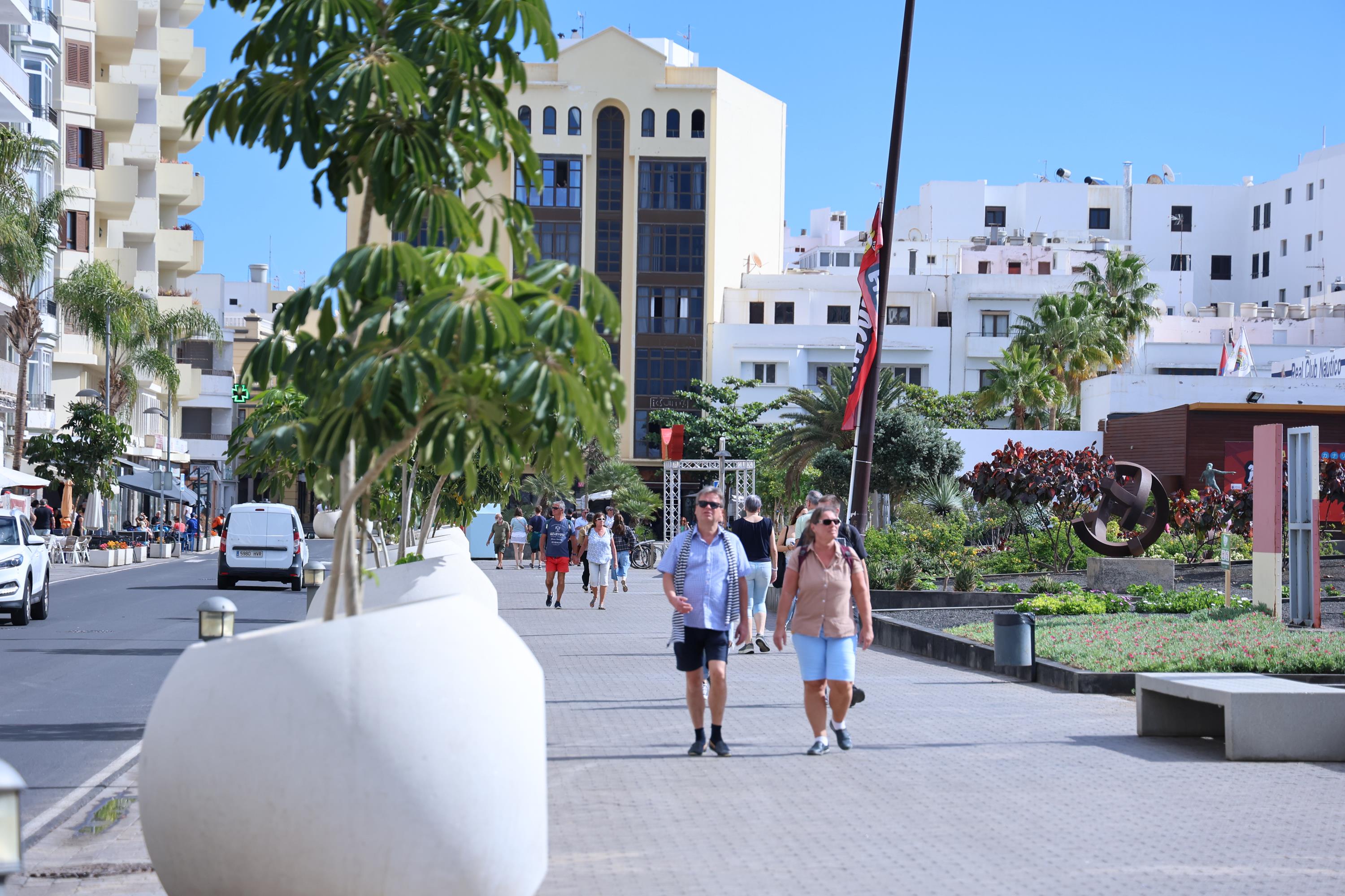 Varias personas paseando por Arrecife. Foto: La Voz de Lanzarote.