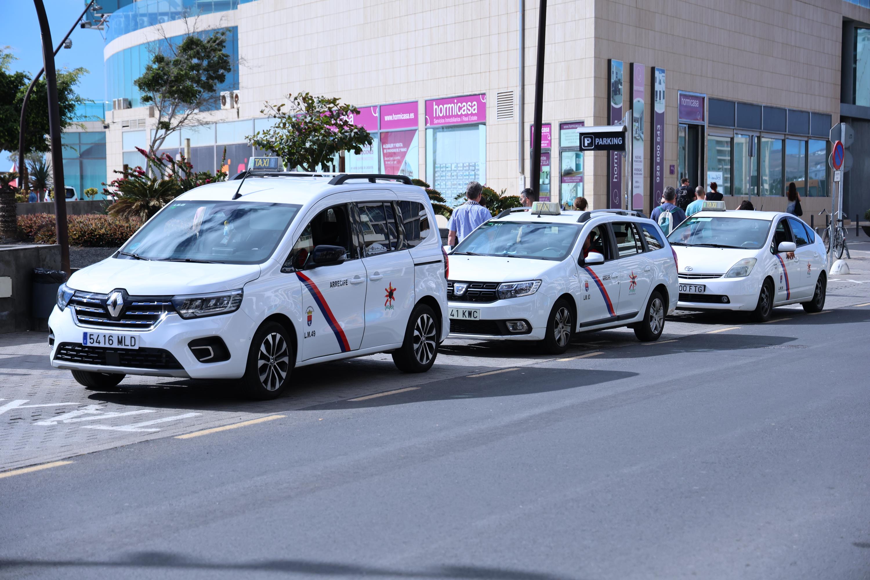 Varios taxis en Arrecife. Foto: La Voz de Lanzarote.