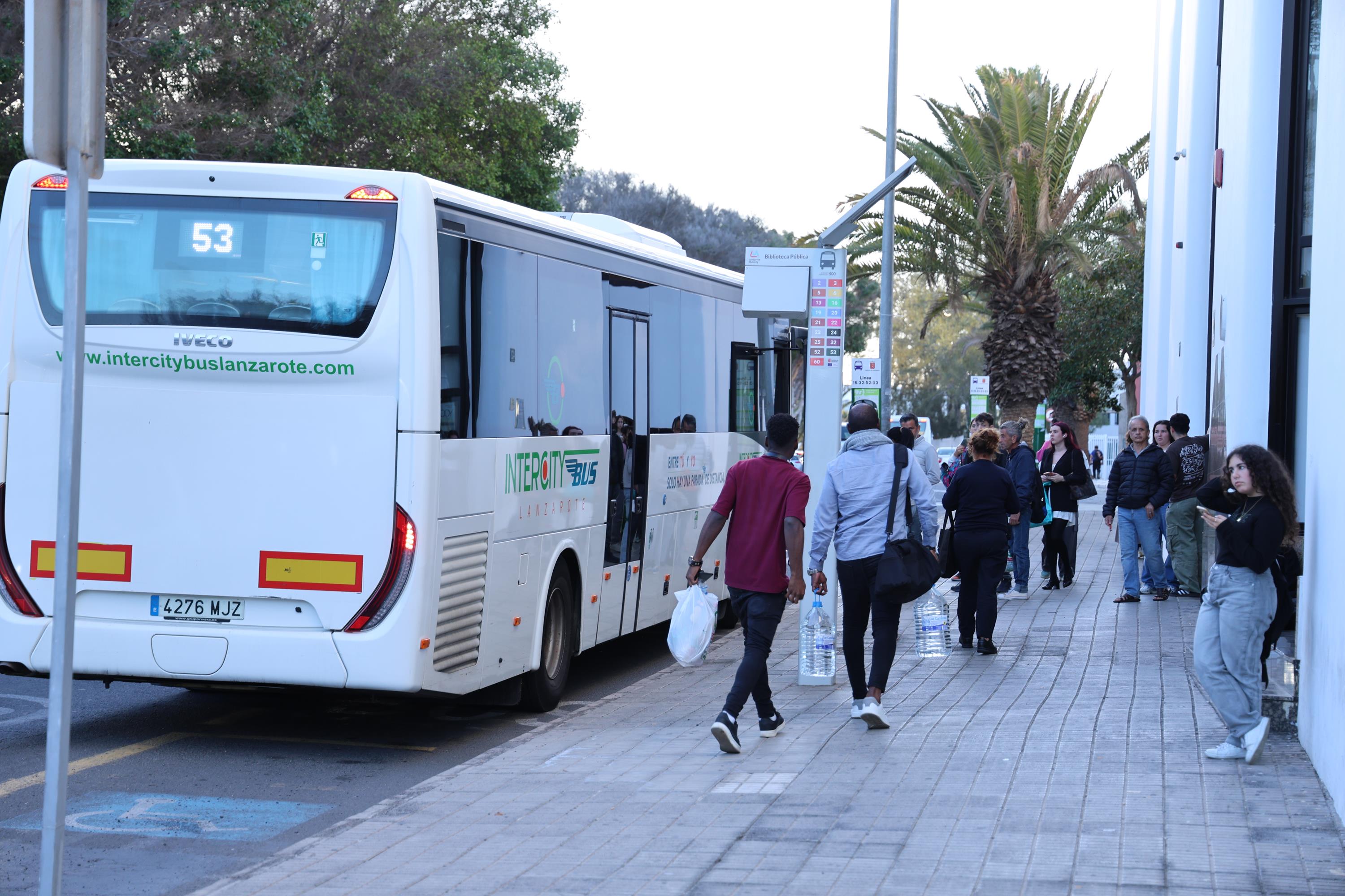 Personas subiéndose a una guagua en Arrecife. Transporte. Foto: La Voz de Lanzarote.