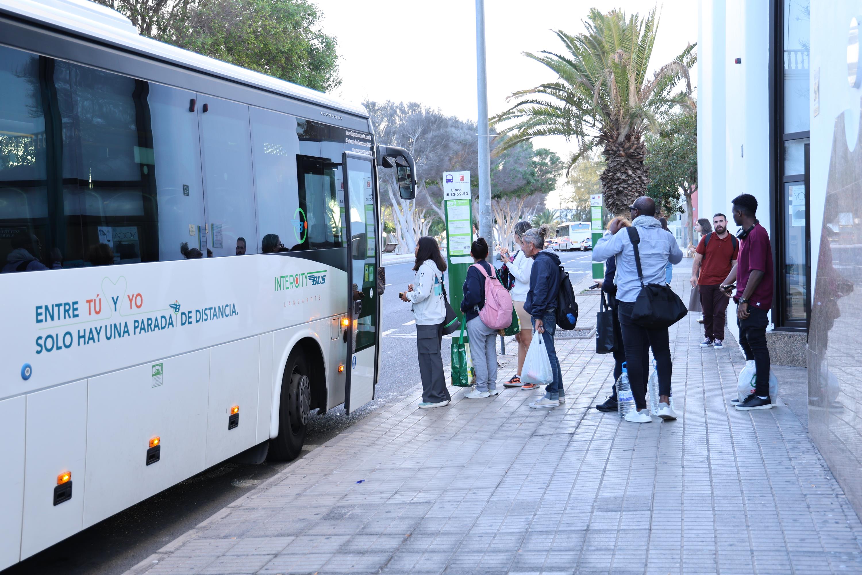 Personas subiéndose a una guagua en Arrecife. Transporte. Foto: La Voz de Lanzarote.