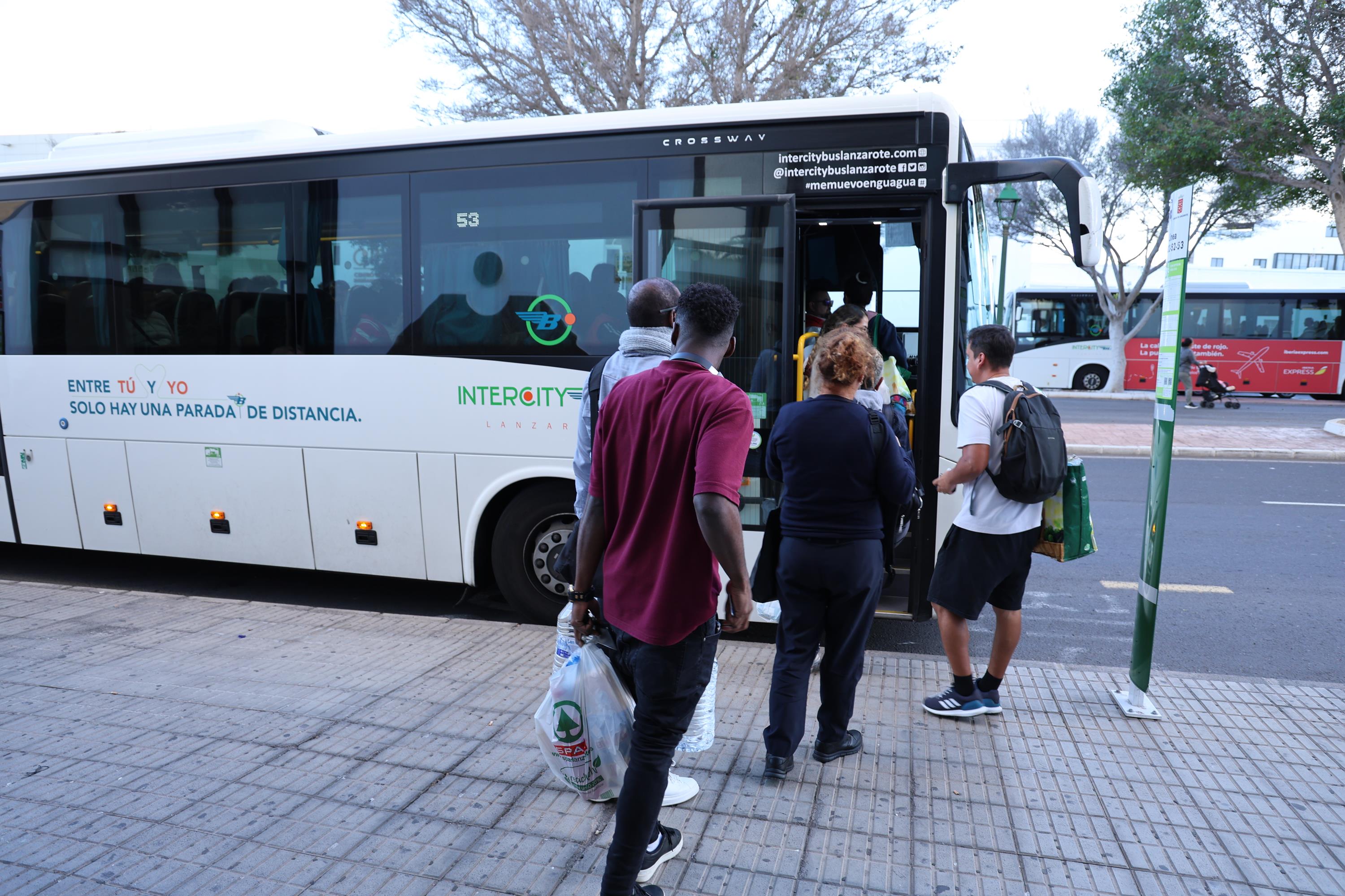 People getting on a bus in Arrecife. Transportation. Photo: La Voz de Lanzarote.