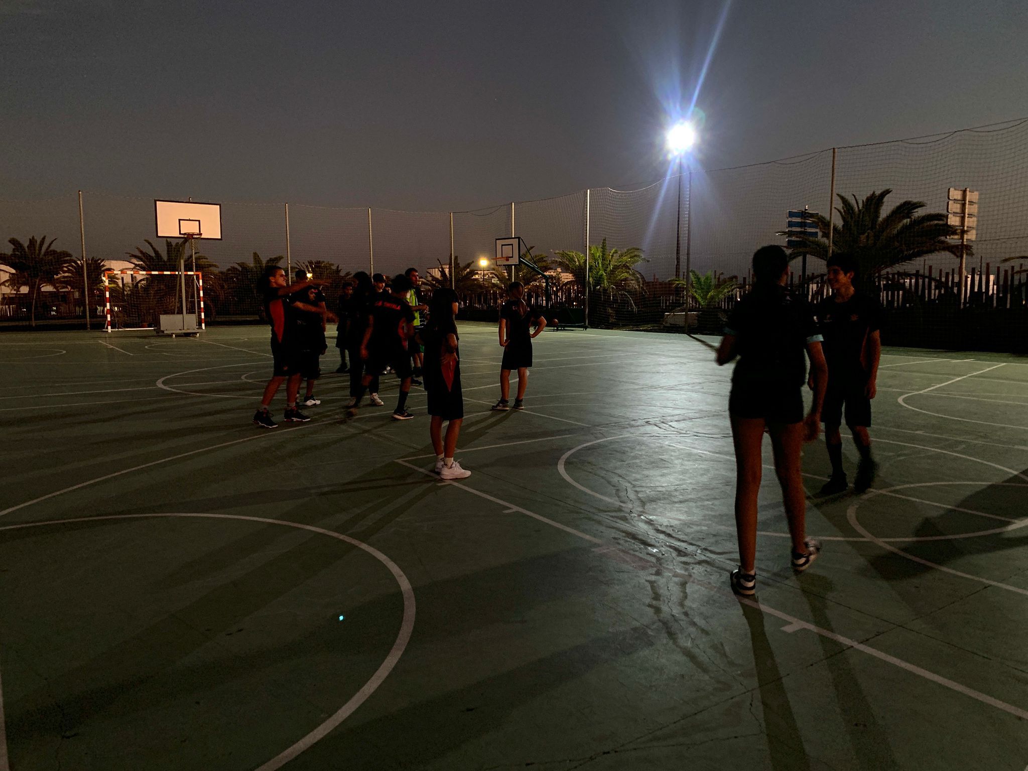 El Club de Baloncesto Tinyala entrenando a oscuras. 
