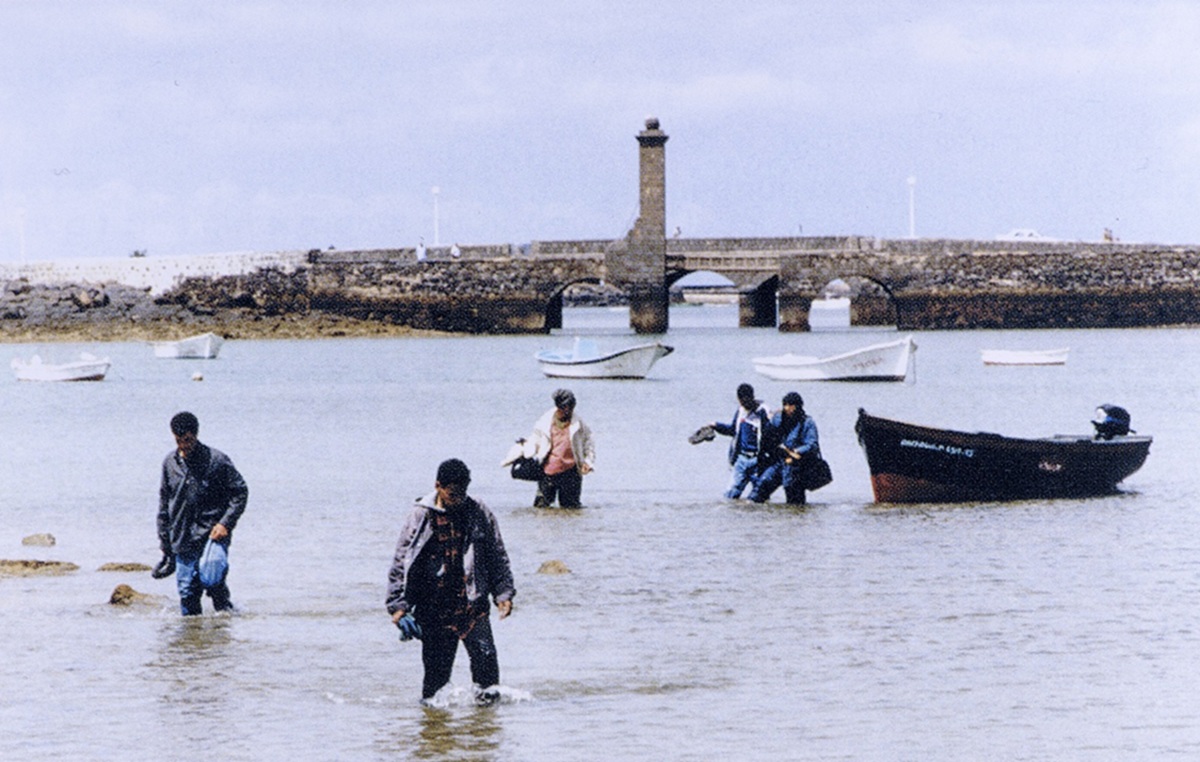 Llegada de una patera a Arrecife, Lanzarote. Foto de Pepe Vera