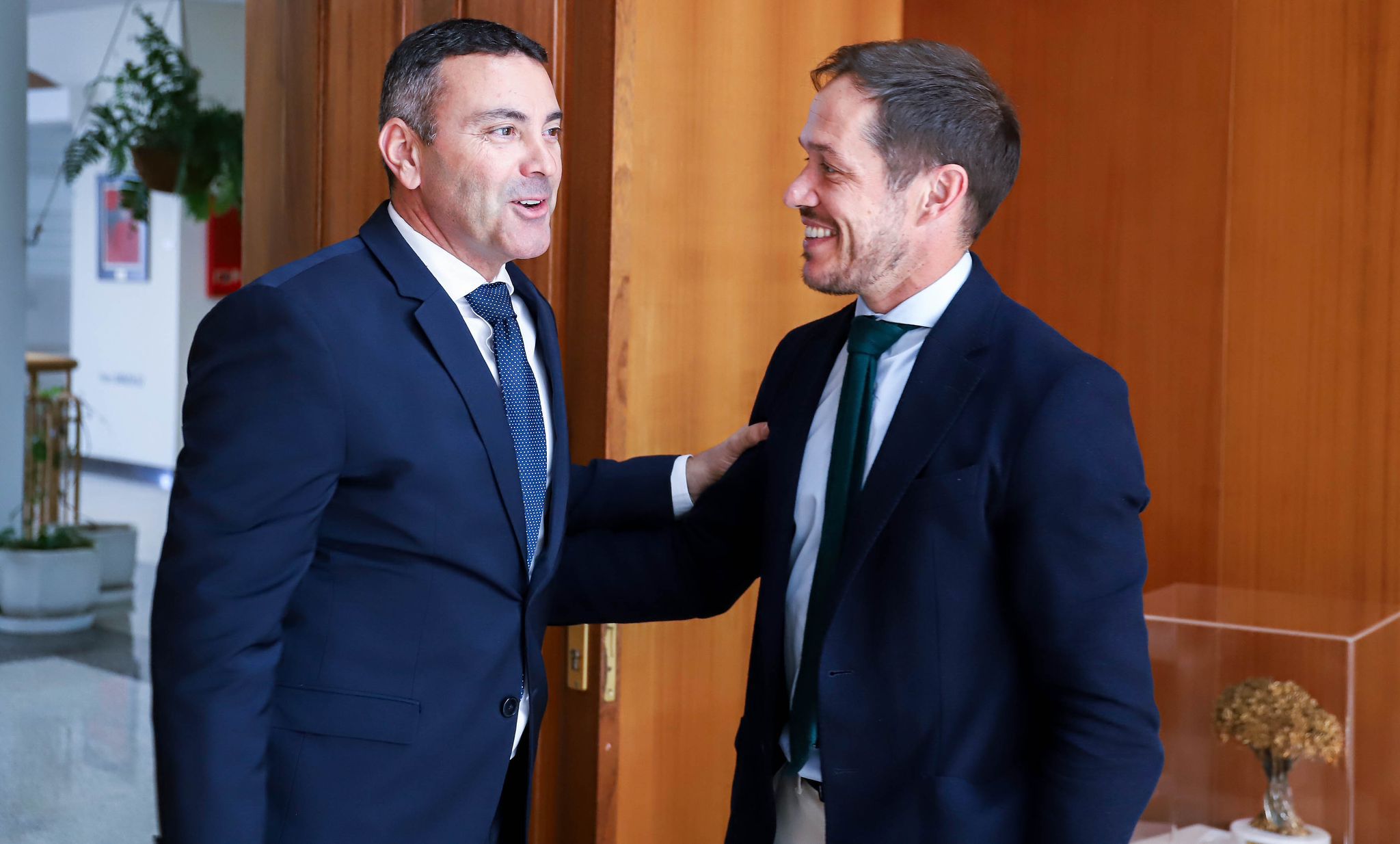 Oswaldo Betancort junto al consejero de Transición Ecológica del Gobierno de Canarias, Mariano H. Zapata.