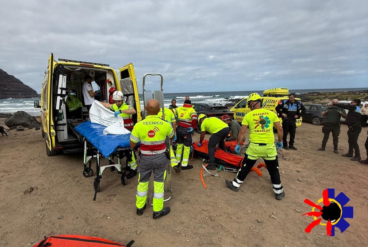 Emerlan rescata a un parapentista accidentado en Órzola.