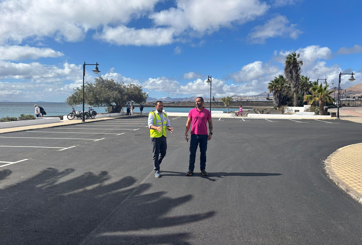 Yonathan de León supervisa el reasfaltado de los aparcamientos de El Cable