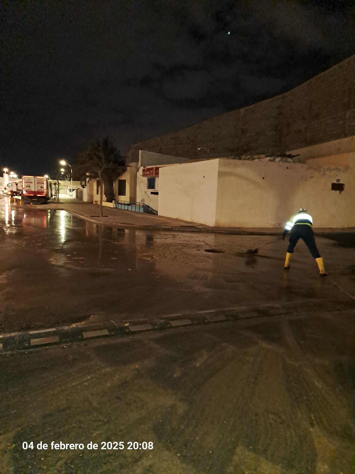 Limpieza de un tramo de la Avenida de Naos por la acumulación de aguas fecales.