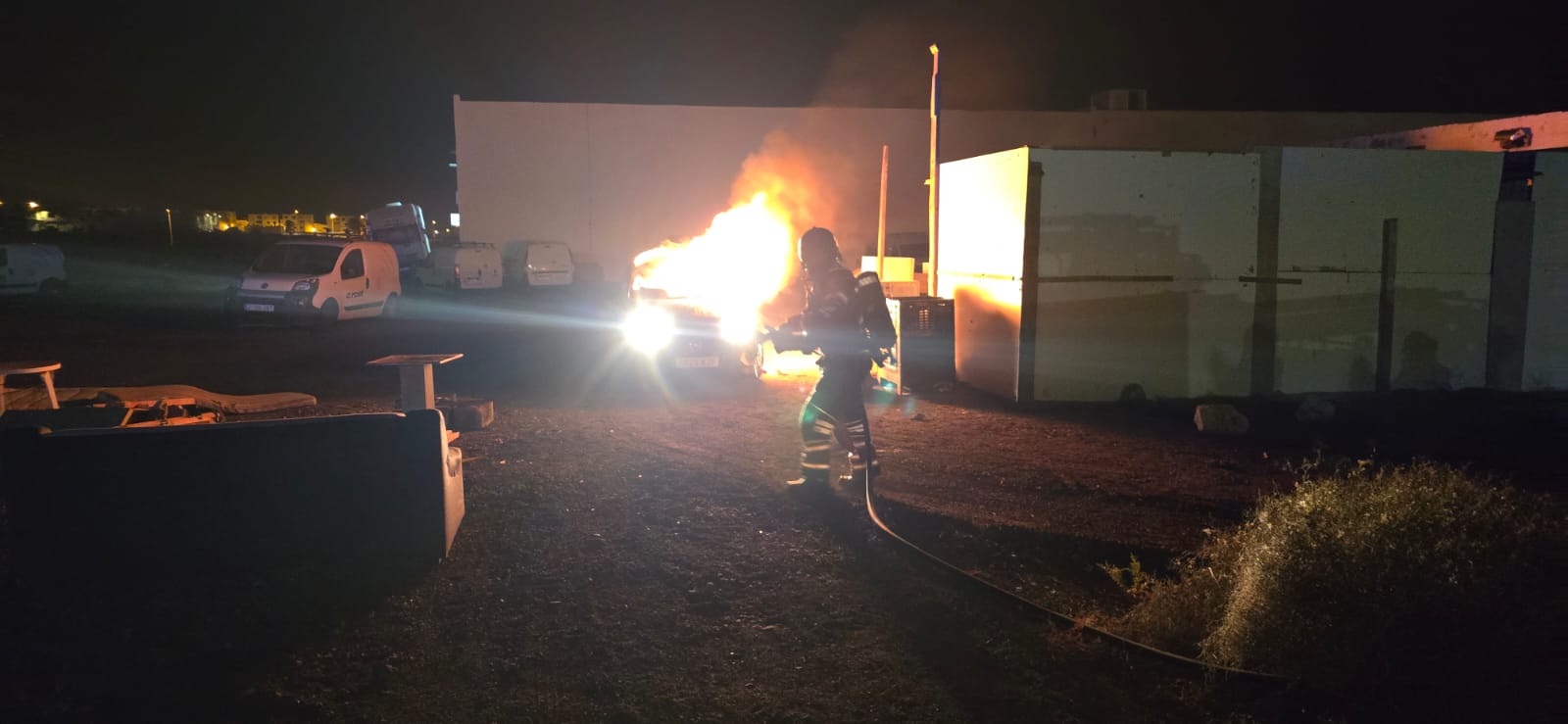 Los bomberos sofocan el incendio de un vehículo en Arrecife durante la madrugada.