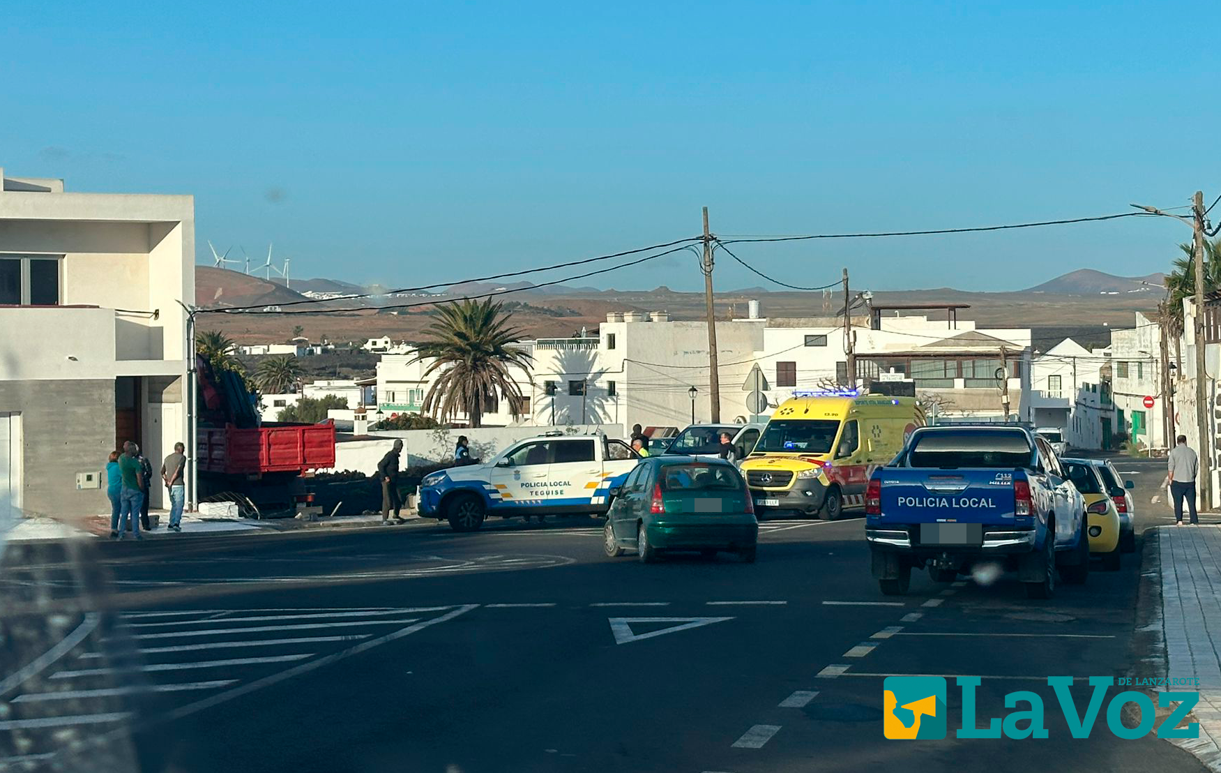 Dispositivo de Emergencia tras el atropello de un camión a un hombre en Tahíche. Foto: La Voz de Lanzarote.