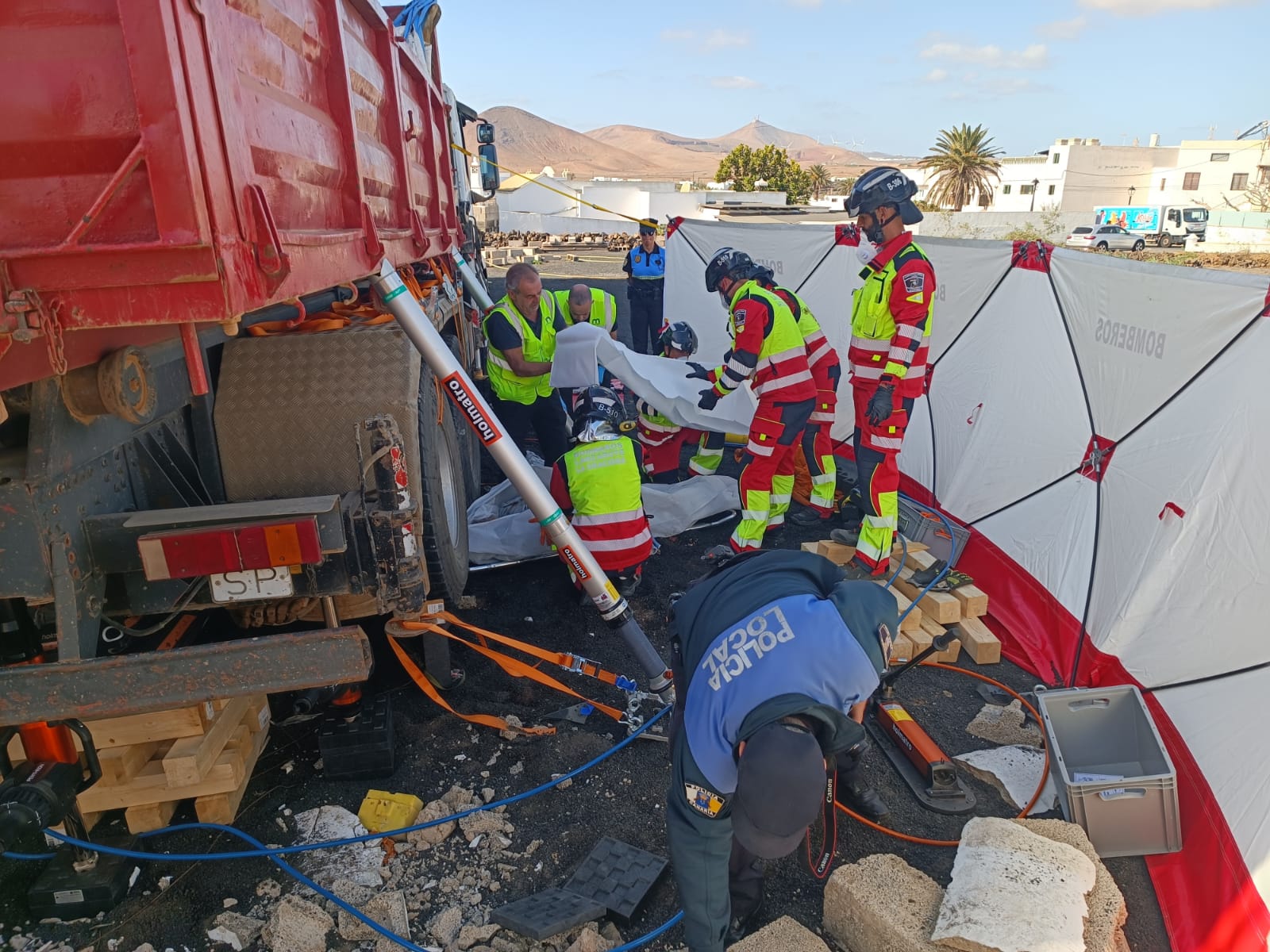 Despliegue de Emergencias tras el atropello a un hombre en Tahíche. Foto: Bomberos.