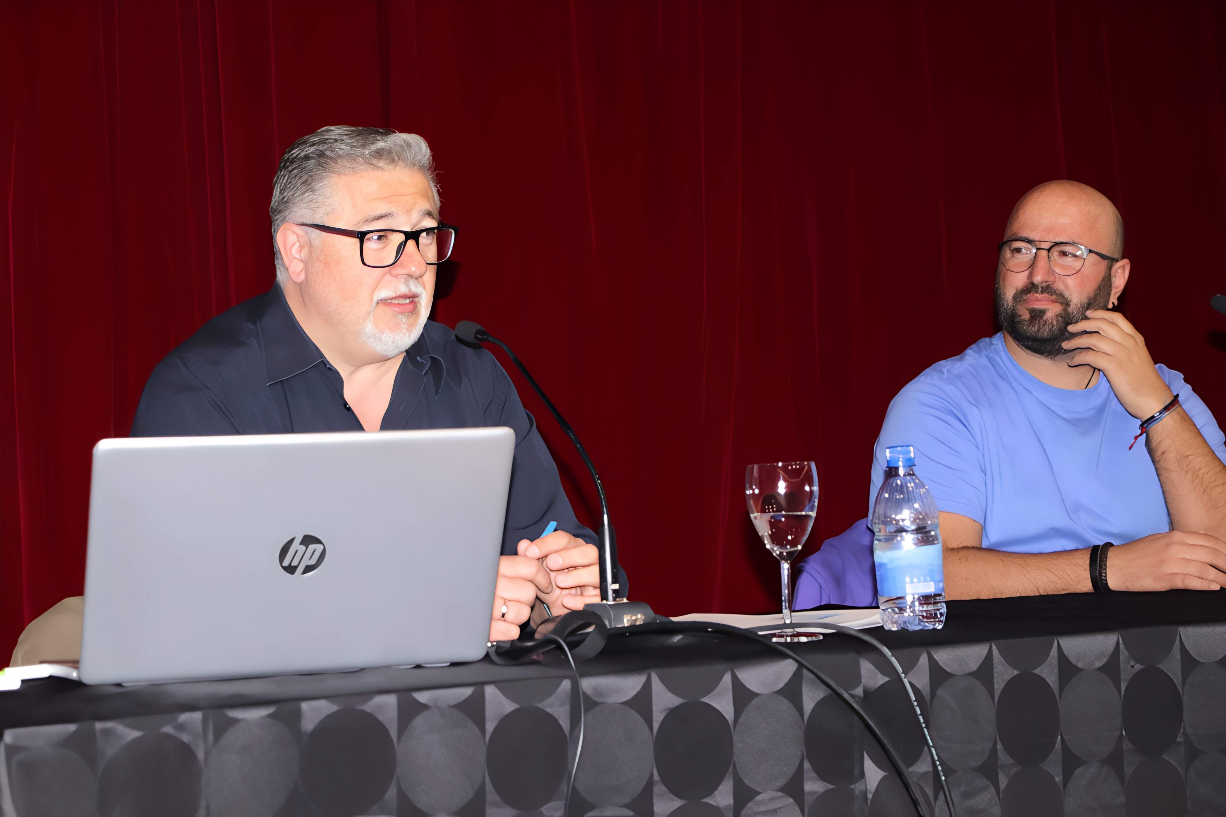 Víctor Bello presentando su obra en Yaiza.
