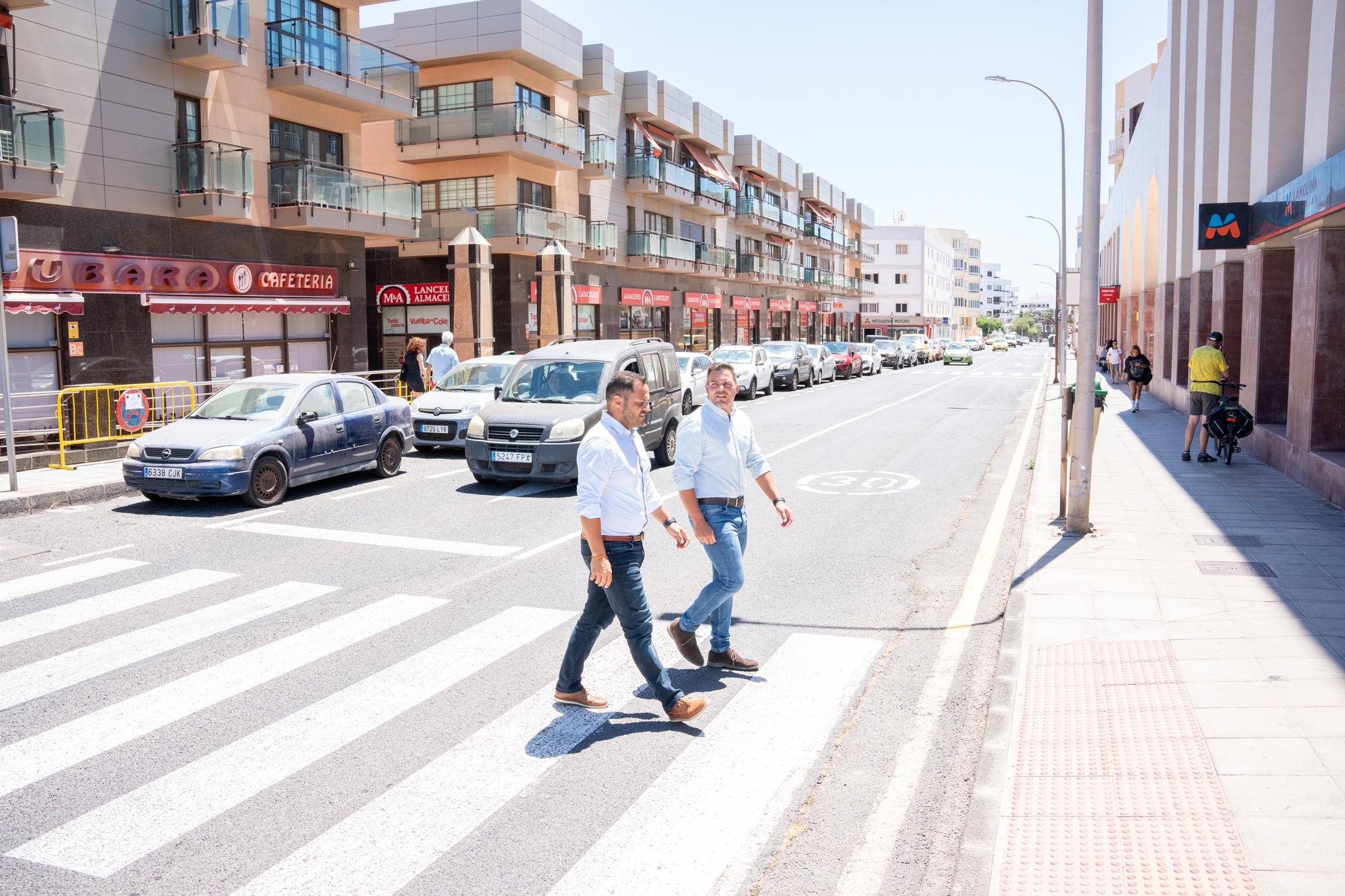 El alcalde de Arrecife, Yonathan de León, y el consejero de Obras Públicas, Jacobo Medina, en la calle Triana de Arrecife. Esta vía se transformará en un ecobulevar