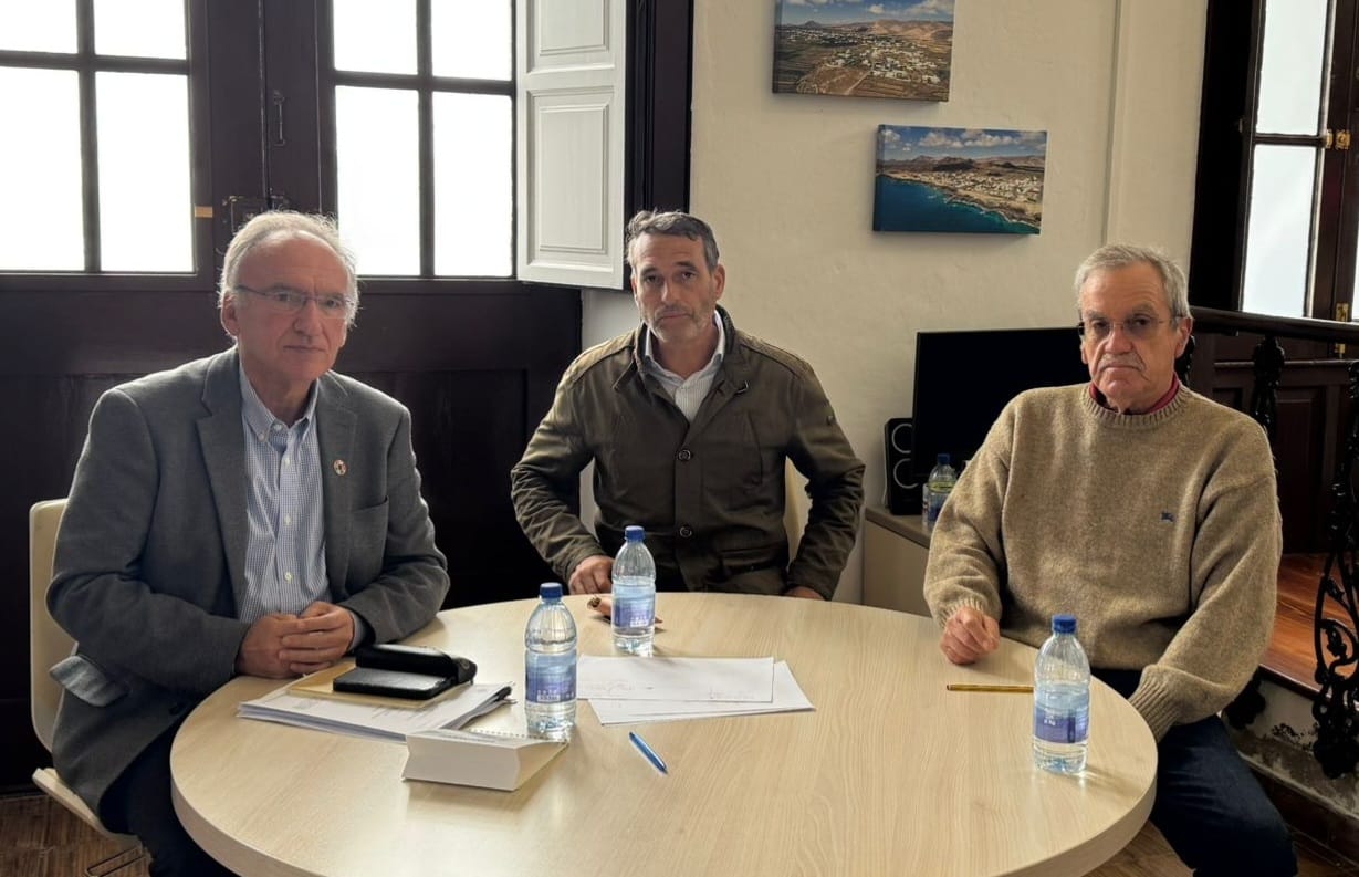 Reunión con el senador en el Ayuntamiento de Haría 