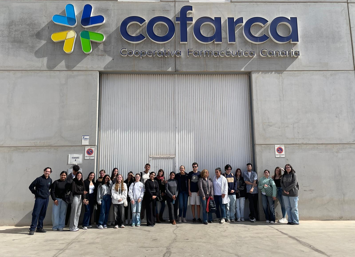 Los estudiantes junto a la entrada de Cofarca