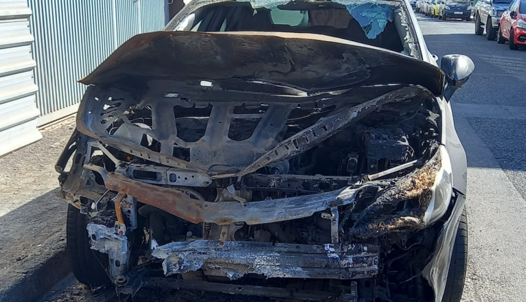 Vehículo quemado en Arrecife Vehículo quemado en Arrecife